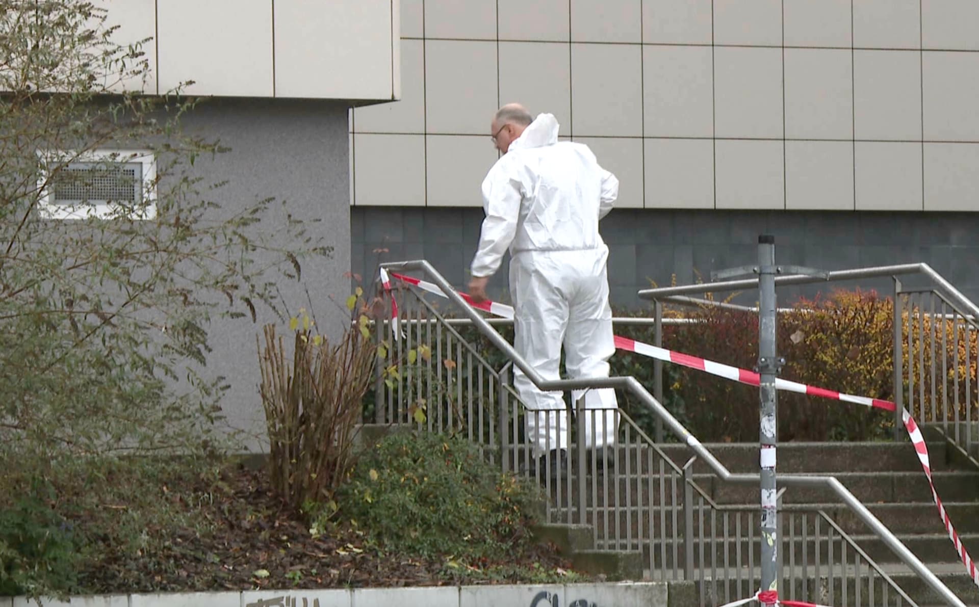 Mordermittlung in Berlin: Unbekannter stößt Frau vom 9. Stock in den Tod