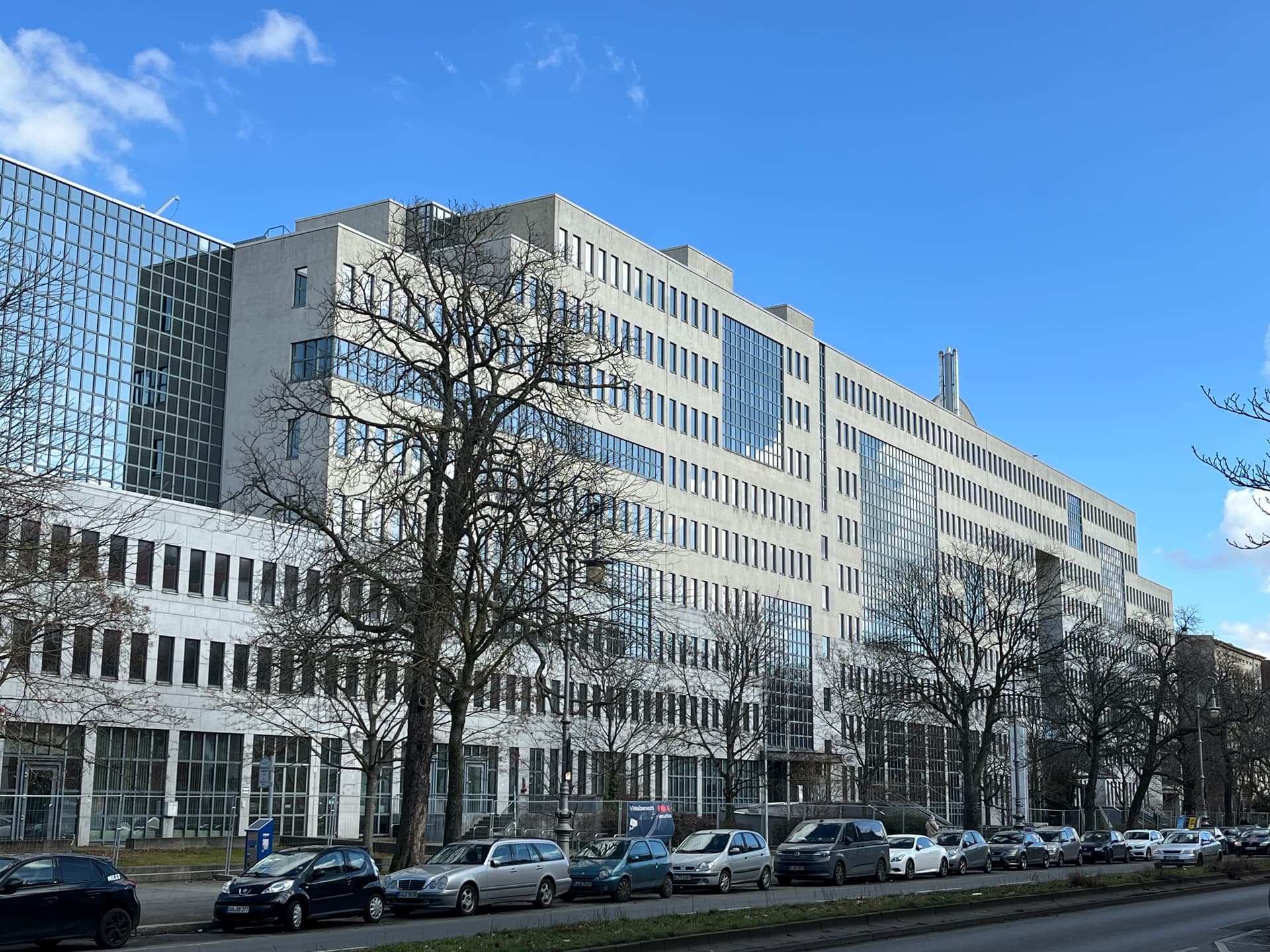 165 Millionen Euro für 10 Jahre: Berlin plant Asyl-Koloss für 1.500 Migranten
