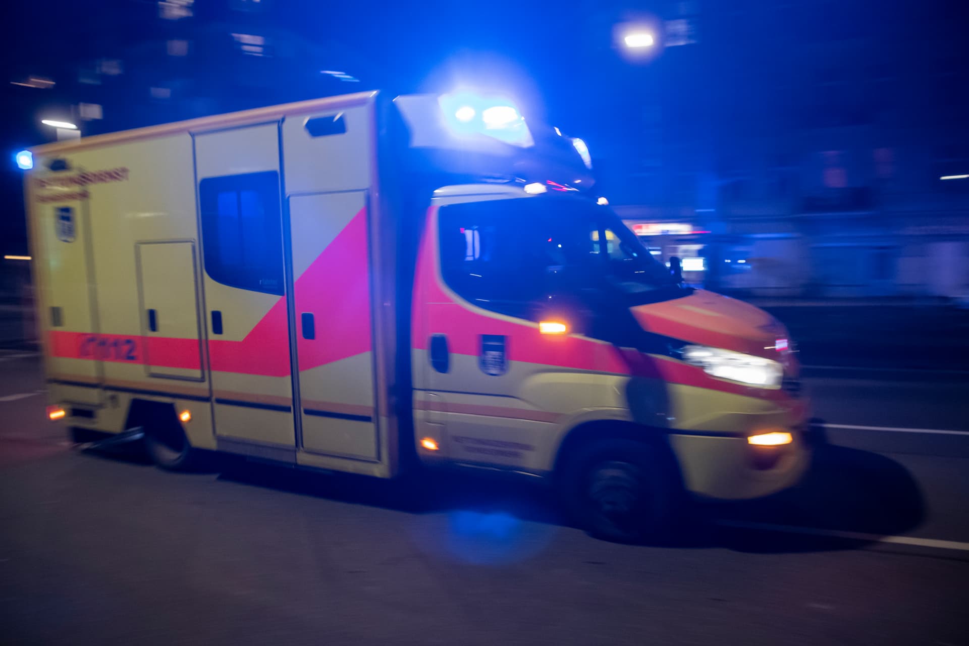 Polizei muss schon jetzt eingreifen: Einsatzkräfte der Feuerwehr in Berlin-Kreuzberg beschossen
