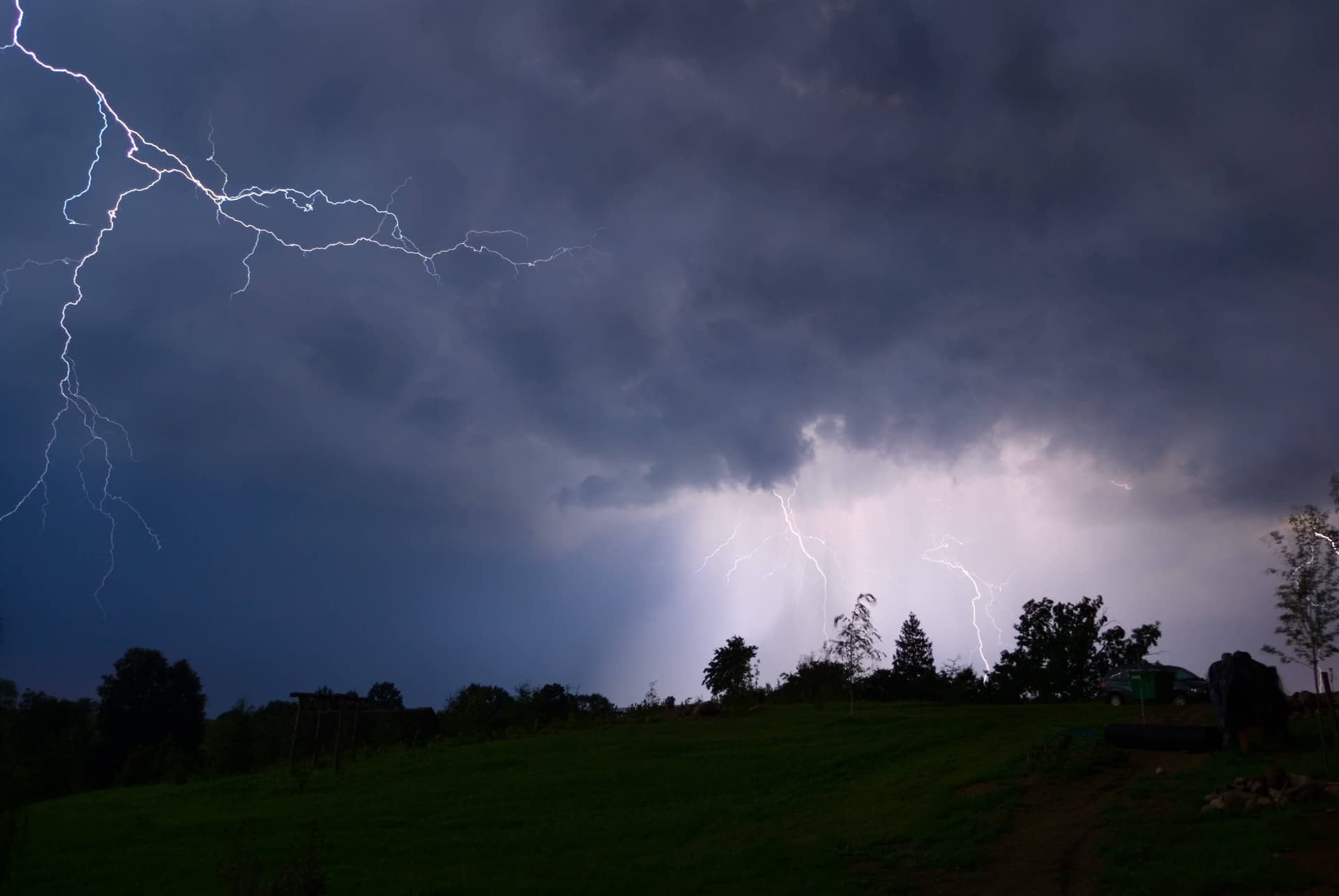 Unwetterdrama in Bayern: Familie von Baum getroffen – Kinder schweben in Lebensgefahr