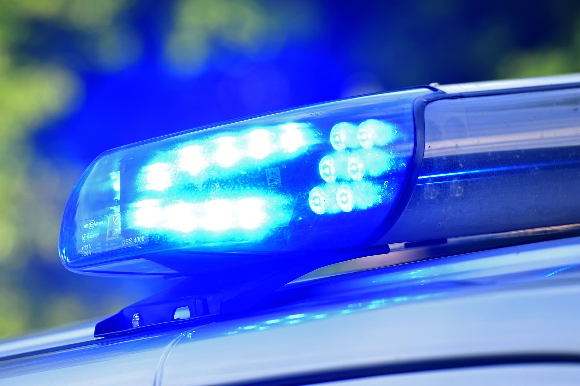 Achtköpfige Gruppe bricht mutmaßlichem Drogenhändler den Kiefer – danach geben die Täter noch Warnschüsse ab!