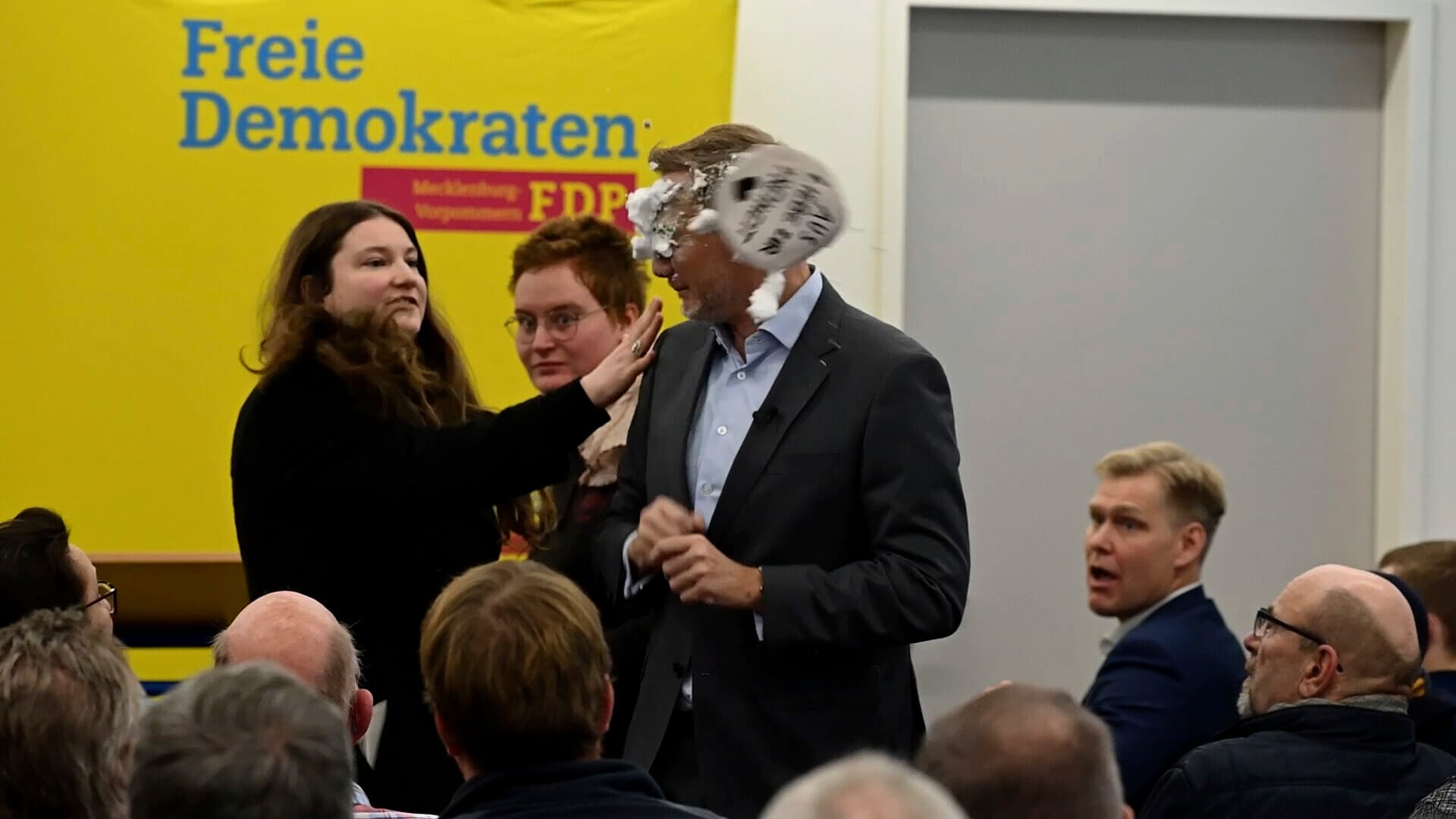 Christian Lindner bekommt in Greifswald Torte ins Gesicht!