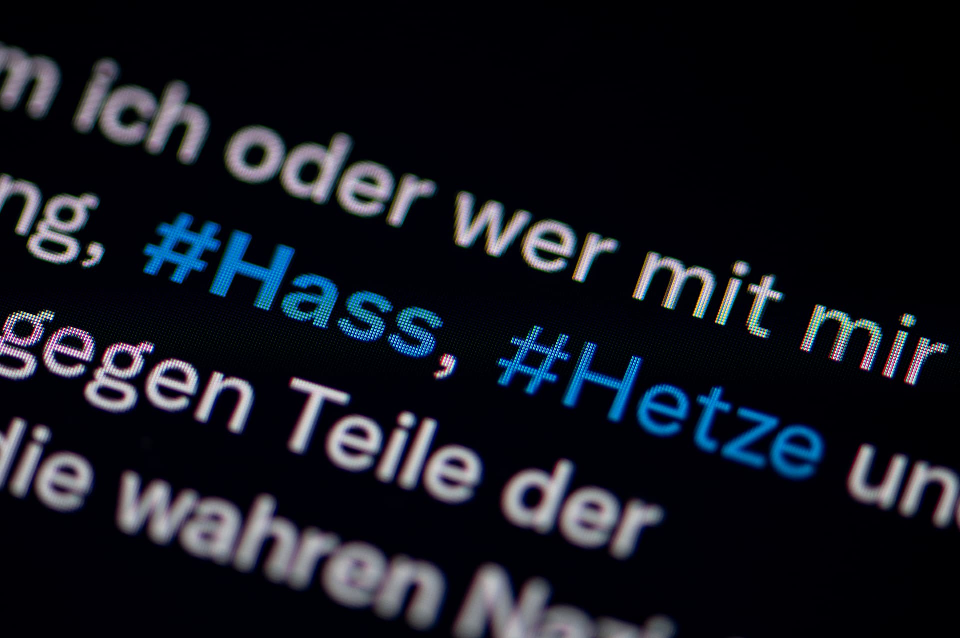 Bundesregierung blockiert mehr als 9.000 Nutzer auf Twitter und Facebook