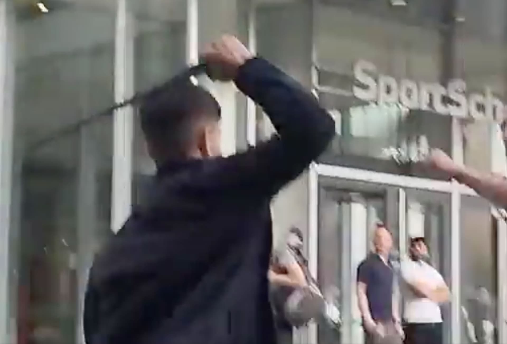 Schock-Video: Junge Männer kämpfen mit Schlagstock und Messer in Erfurt – und die Polizei weiß von nichts