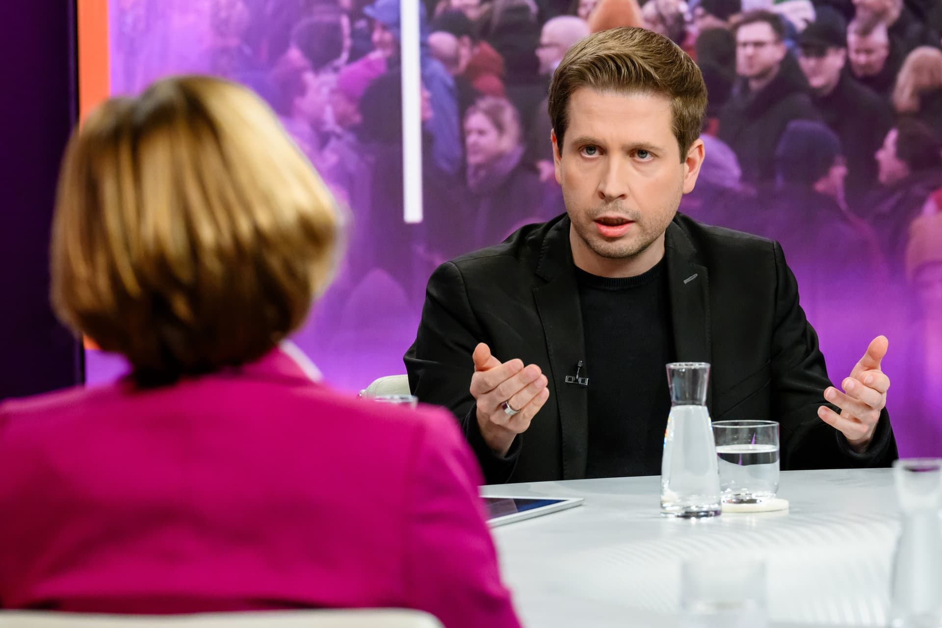 Völlig absurde Szene! SPD-Chefstratege Kühnert schafft es nicht, einfache Migrations-Frage zu beantworten