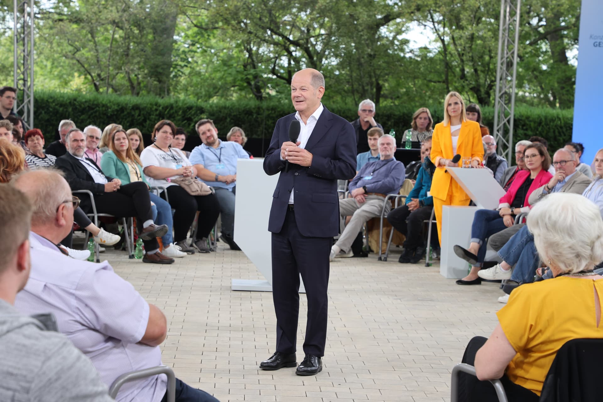 Seltsame Zufälle beim Bürgerdialog - Politiker der Grünen und der Linken befragen Scholz