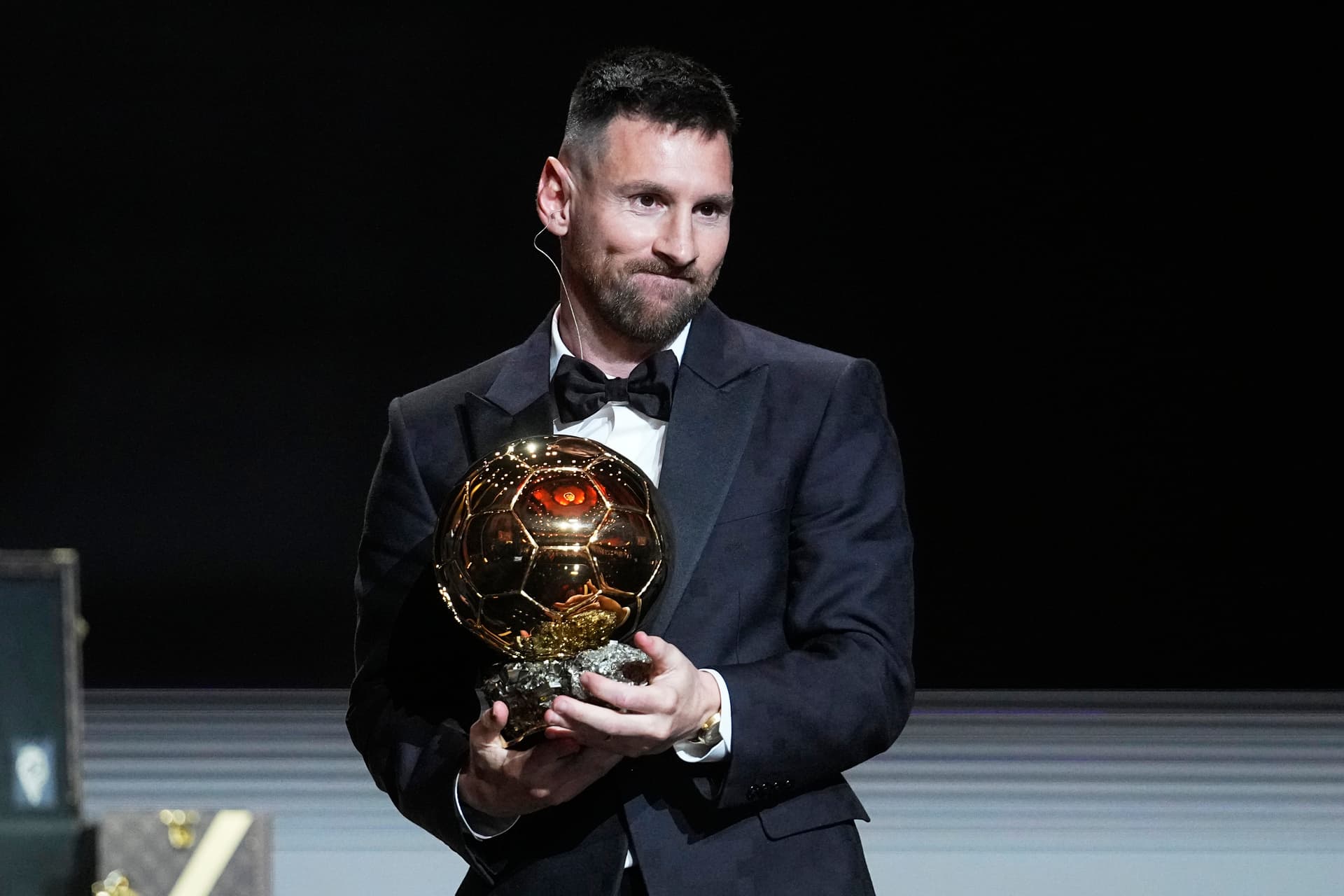 Goldener Ball-Verleihung mit Buhrufen: Weltfußballer Messi gewinnt Ballon d'Or zum achten Mal