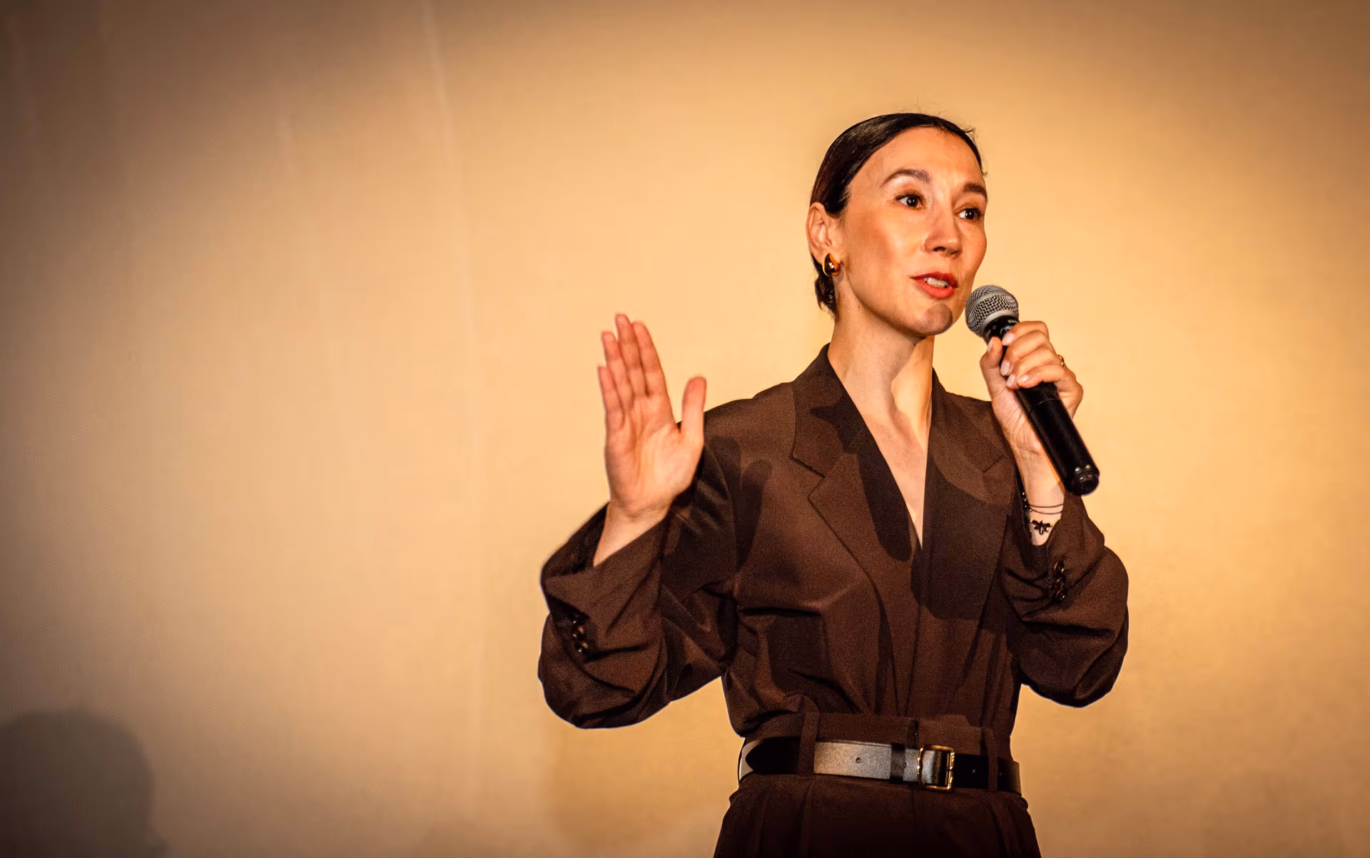 Sibel Kekilli über Gewalt in ihrer türkischen Familie: „Dort ist meine Großcousine im Kreis verprügelt worden, weil sie einen Freund hatte”