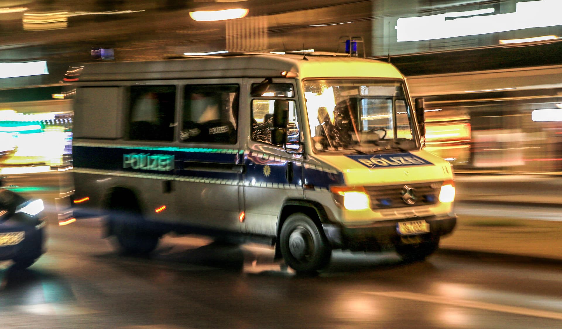 Betrunkener Raser in Berlin gestoppt: Keinen Führerschein dabei, aber Machete im Kofferraum