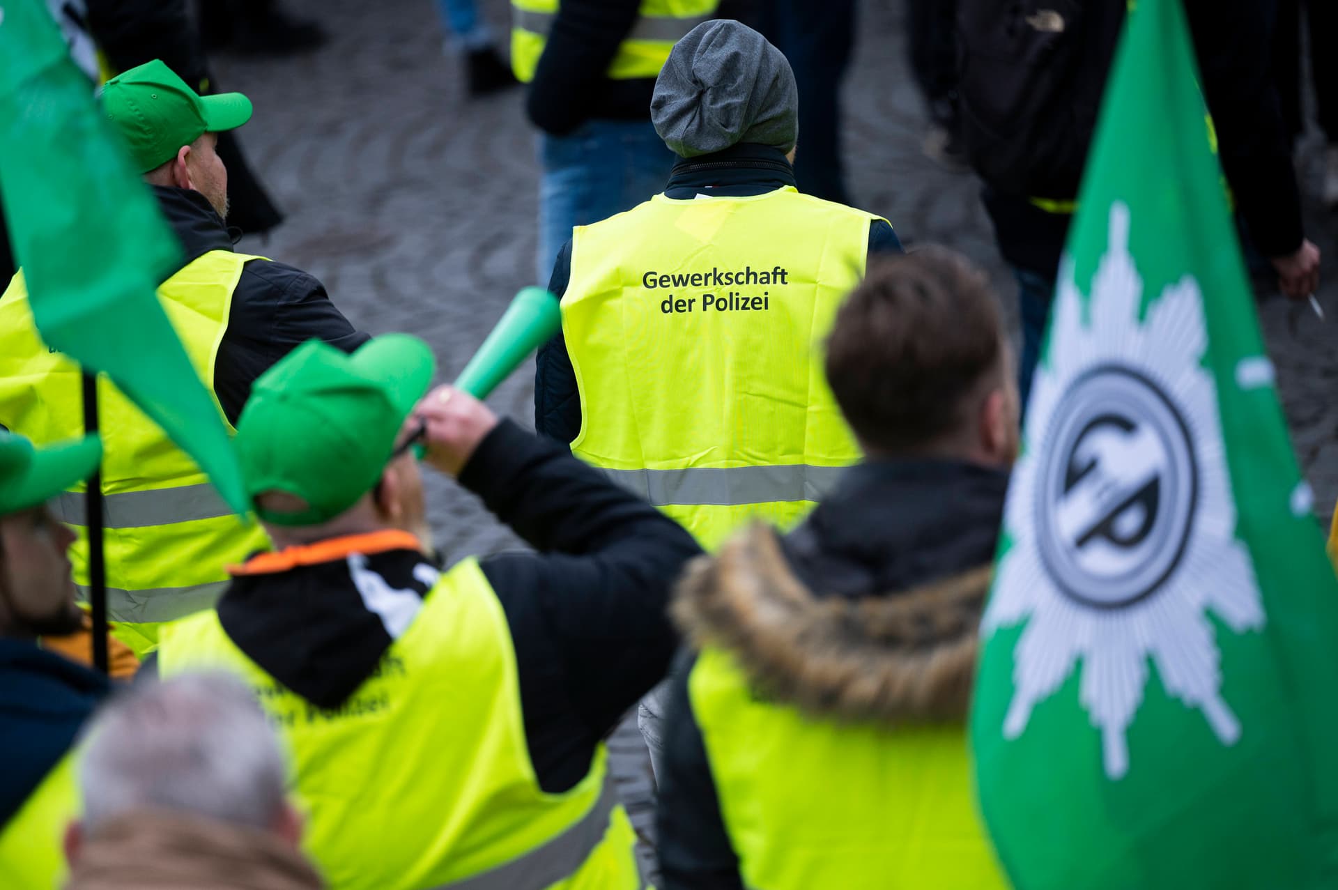 Nachdem sie Polizisten als „braunen Dreck“ bezeichnete: Polizei-Dozentin Bahar Aslan gefeuert