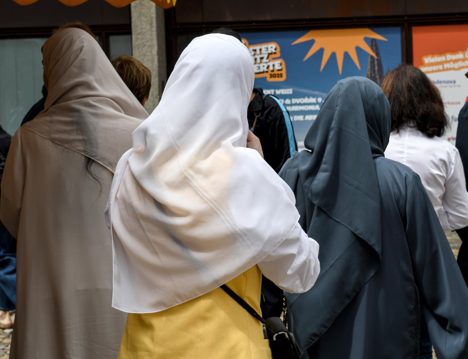 Fast eine Million abgelehnte Asylbewerber leben weiter in Deutschland