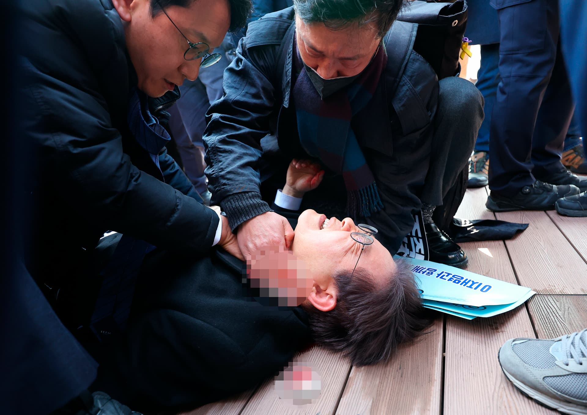 Südkoreas Oppositionsführer Lee bei Angriff mit Stichwaffe verletzt