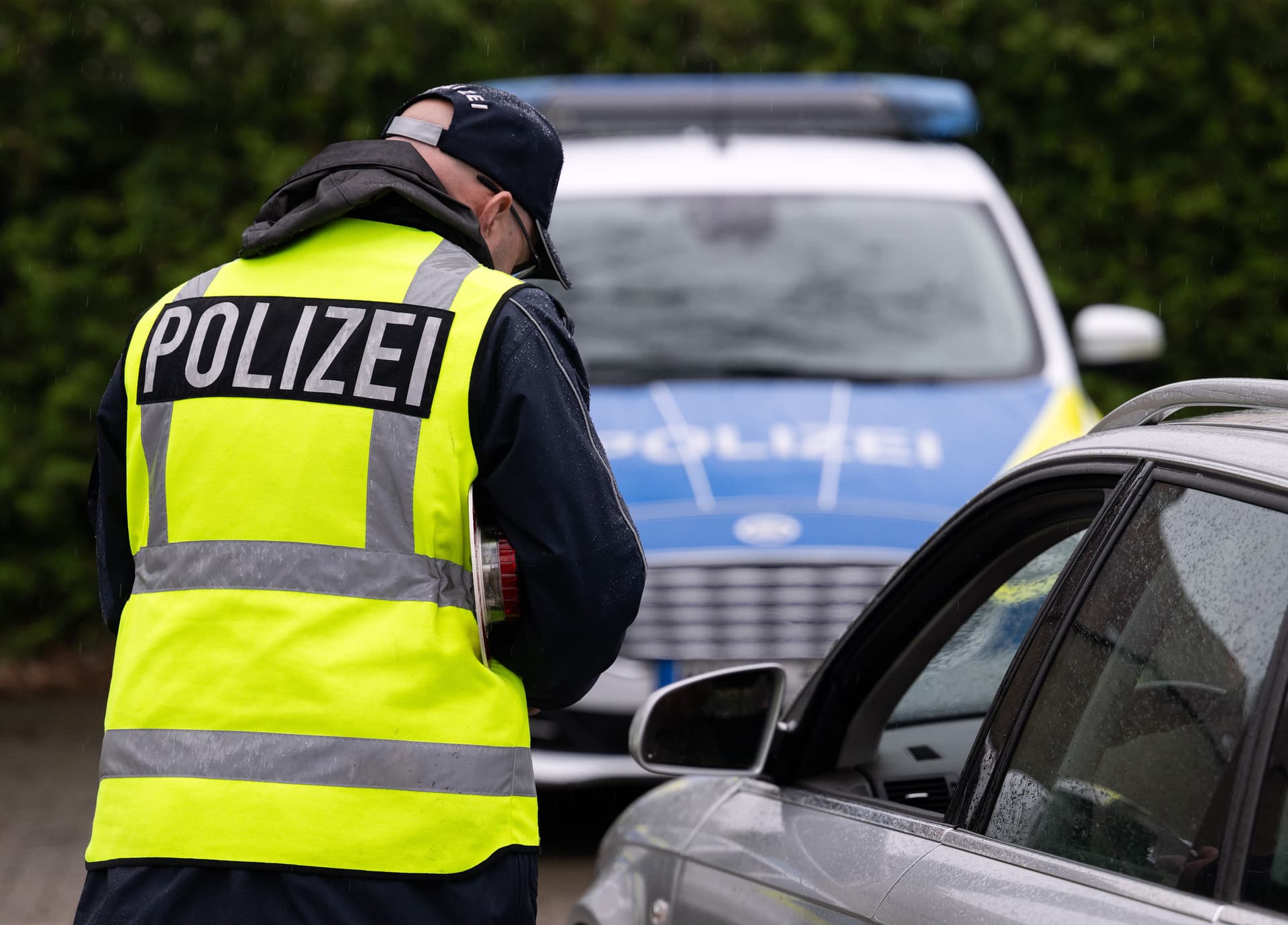 Schwerer Angriff auf zwei Polizisten: Mann (27) prügelt Beamte auf Wache krankenhausreif