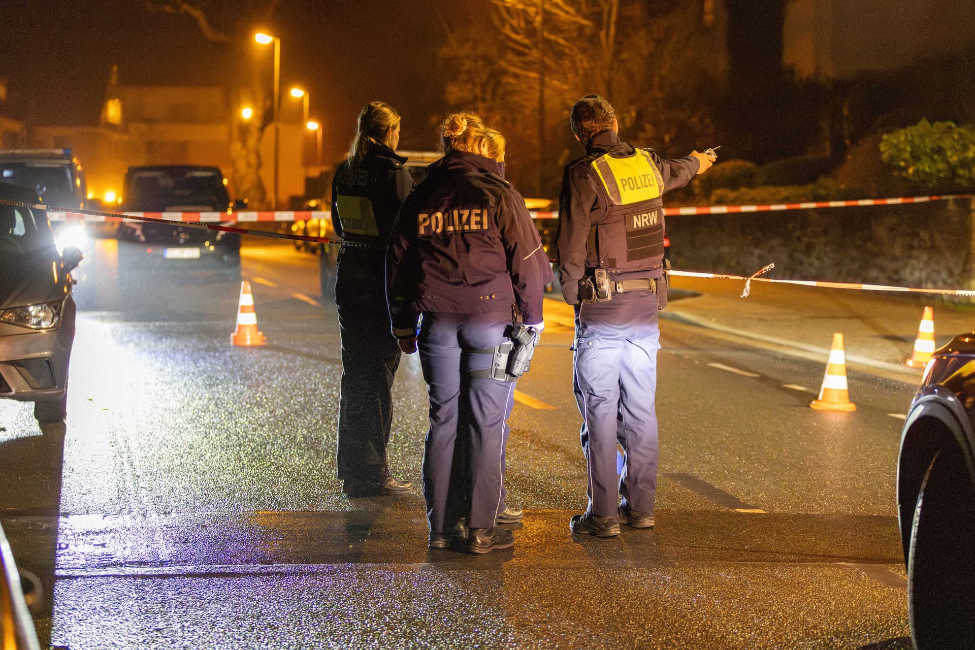Täter versteckt sich in Gebüsch: Mann mit mehreren Kugeln vor Garage niedergeschossen