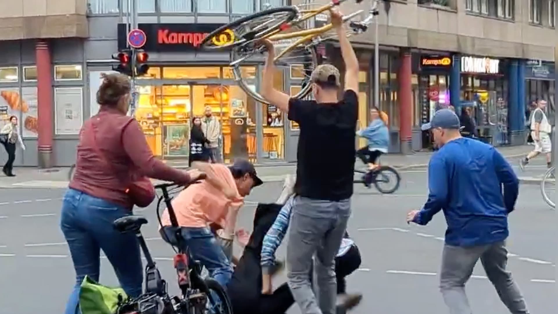 Video zeigt die Gewalt: Jugendliche prügeln Fahrradfahrer nieder und werfen Fahrrad auf den am Boden liegenden Mann