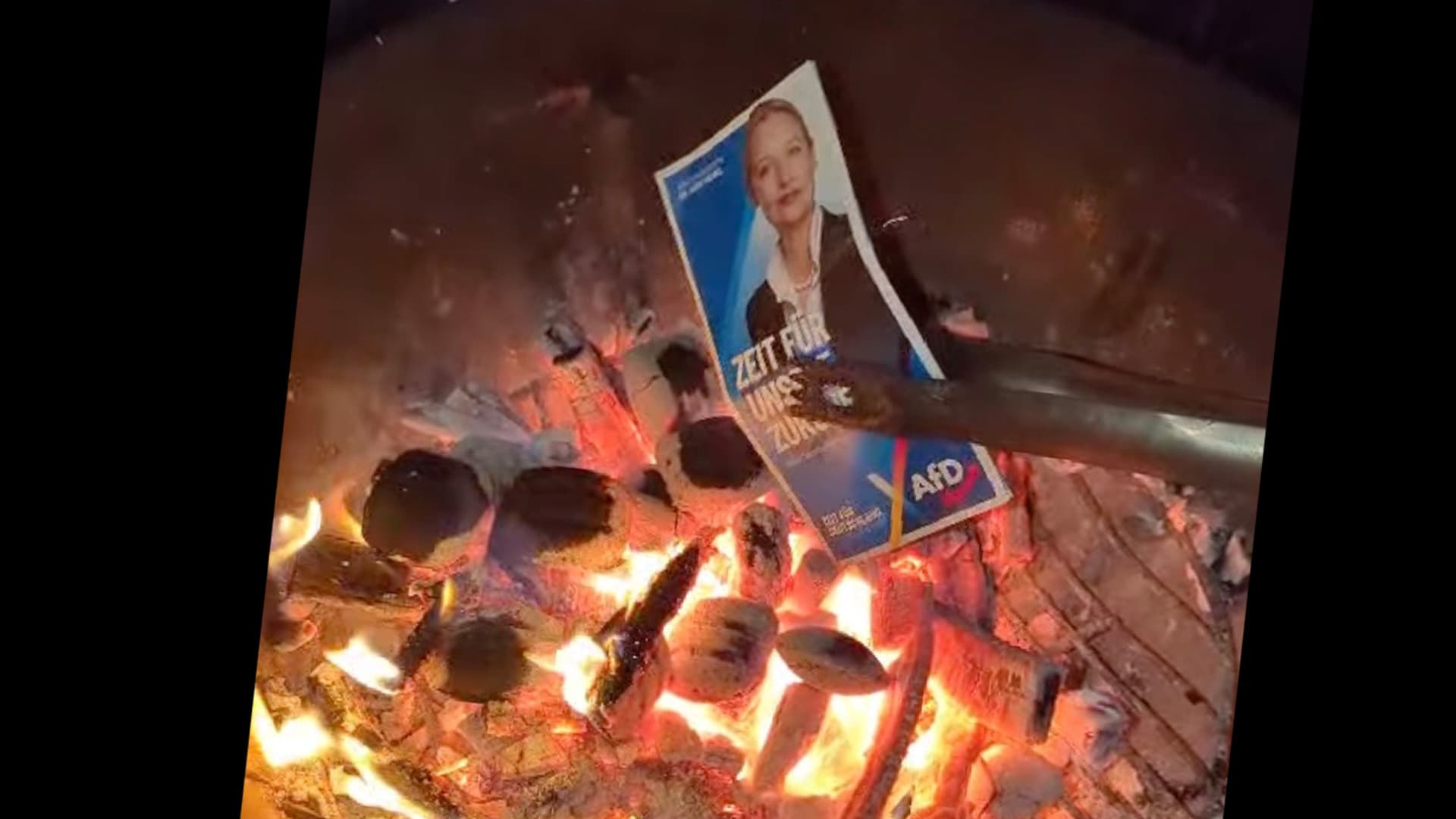 Grüner Unternehmer aus Bayern verbrennt rituell Alice-Weidel-Bild