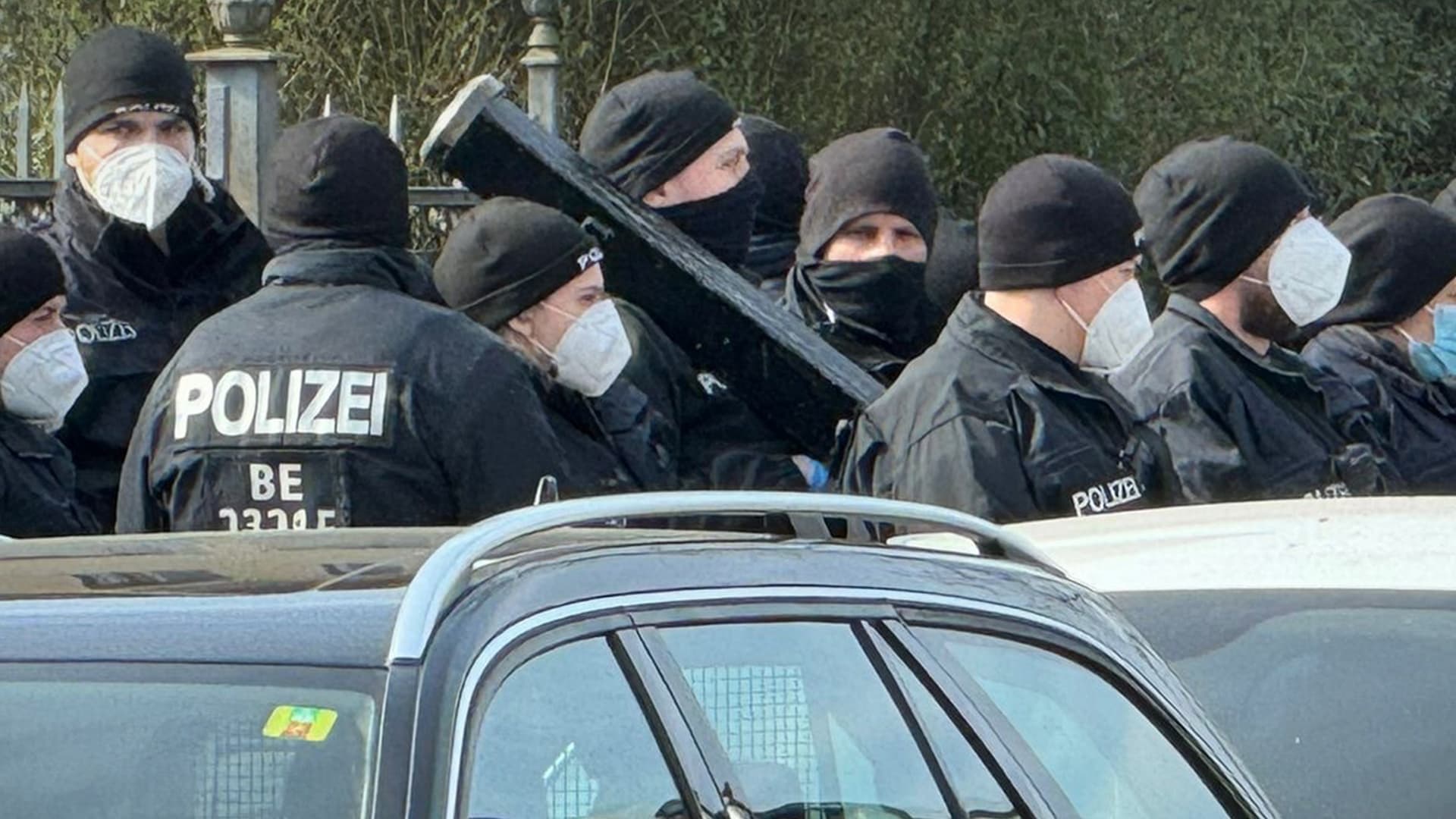 Hier rückt die Remmo-Ramme an! 130 Polizisten räumen Clan-Villa