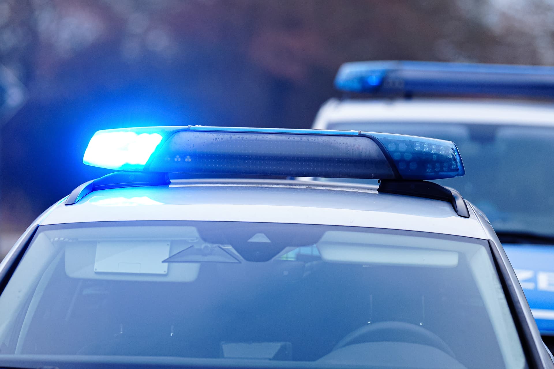 Täter flüchtig: Männer überfallen Tankstelle in Mecklenburg-Vorpommern – bewaffnet mit Macheten!