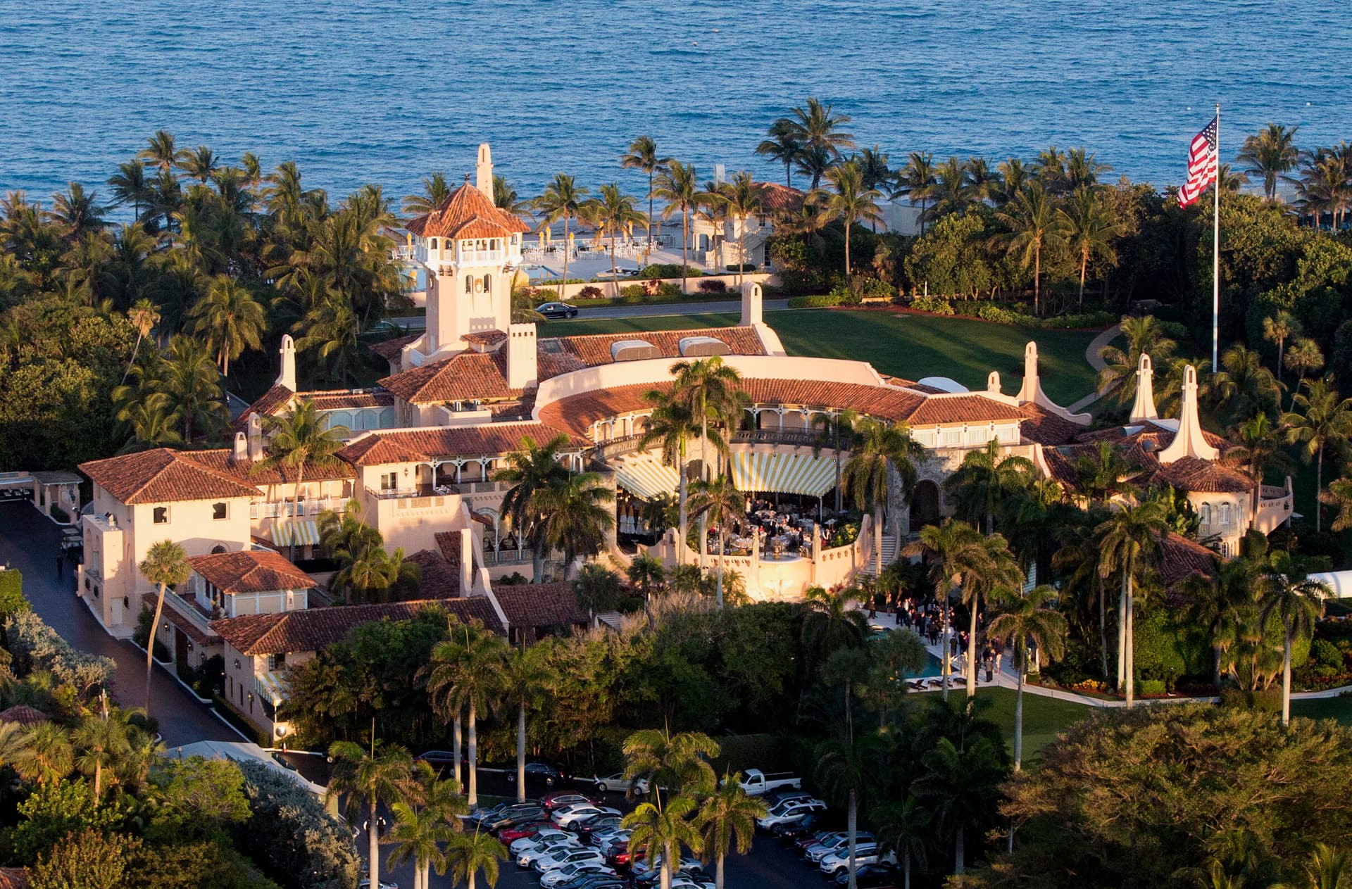Bewaffneter Eindringling an Trumps Mar-a-Lago erschossen!