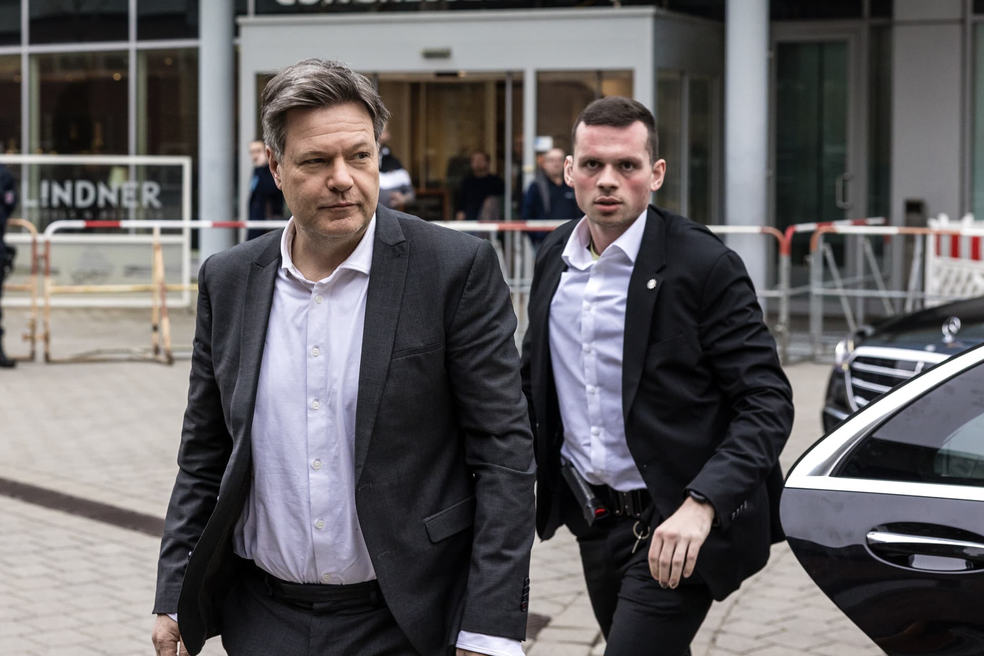 Minister-Besuch in Brandenburg: Cottbus begrüßt Robert Habeck mit Buh-Rufen & Pfeifkonzert