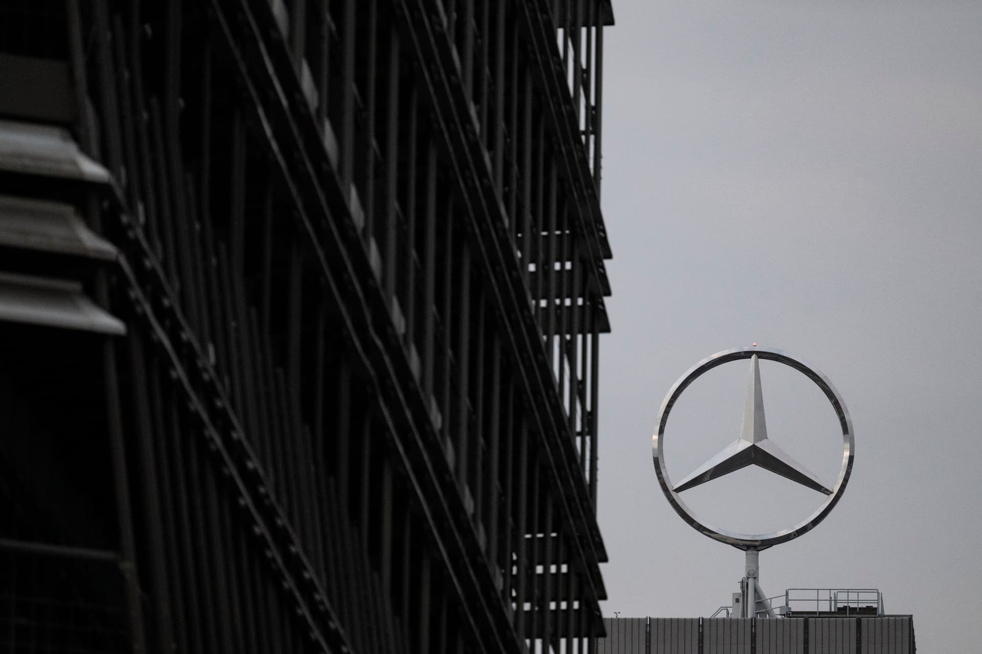 Gewinn bei Mercedes-Benz bricht um mehr als die Hälfte ein