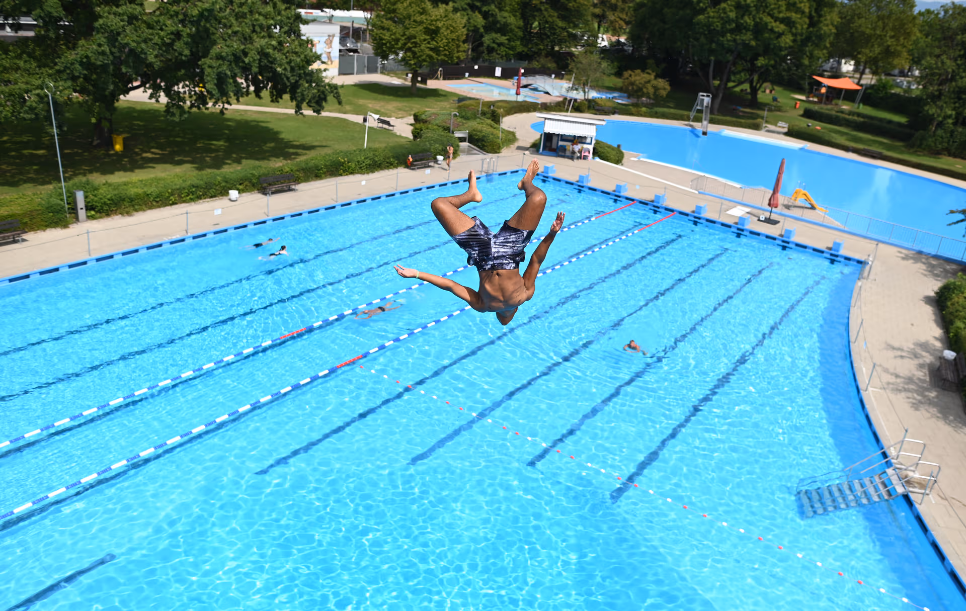 Randaliert, gepöbelt, abgehauen! Bis zu 60 Männer aus Frankreich stürmen deutsches Freibad