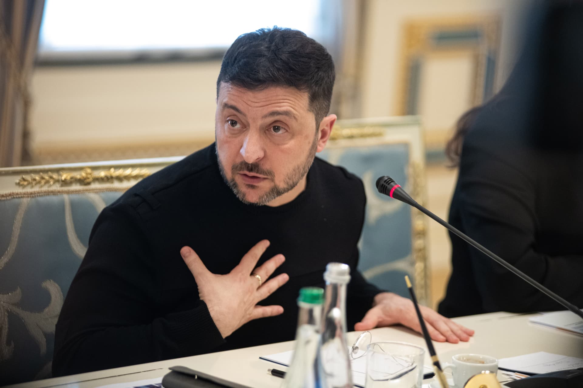 Wenn er Ukraine-Hilfen nicht freigibt: Selenskyj droht Orbán mit Gewalt durch seine „Jungs”