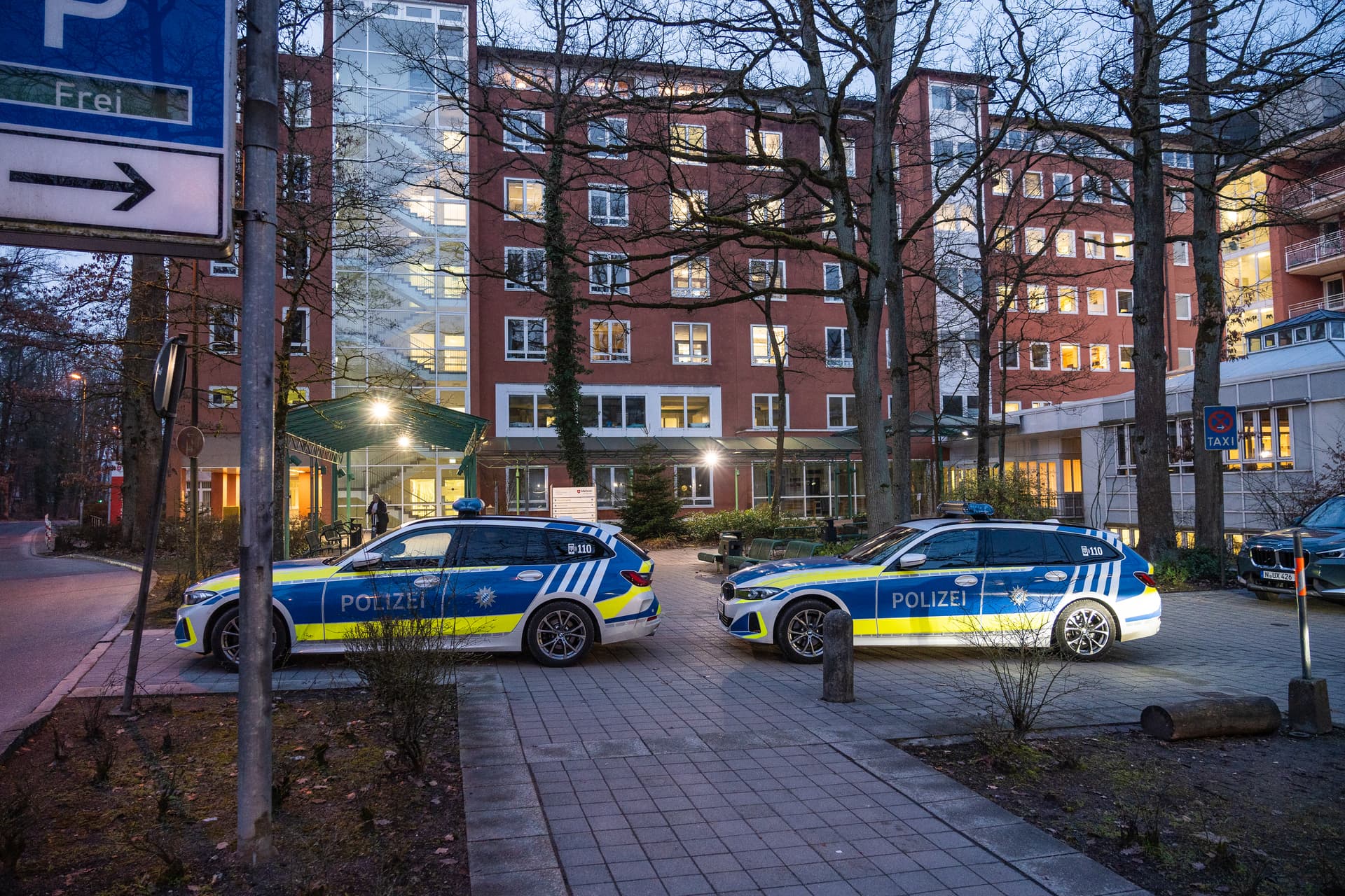Aggressiver 35-Jähriger greift Beamte an: Polizist schießt Messerangreifer in Klinik nieder