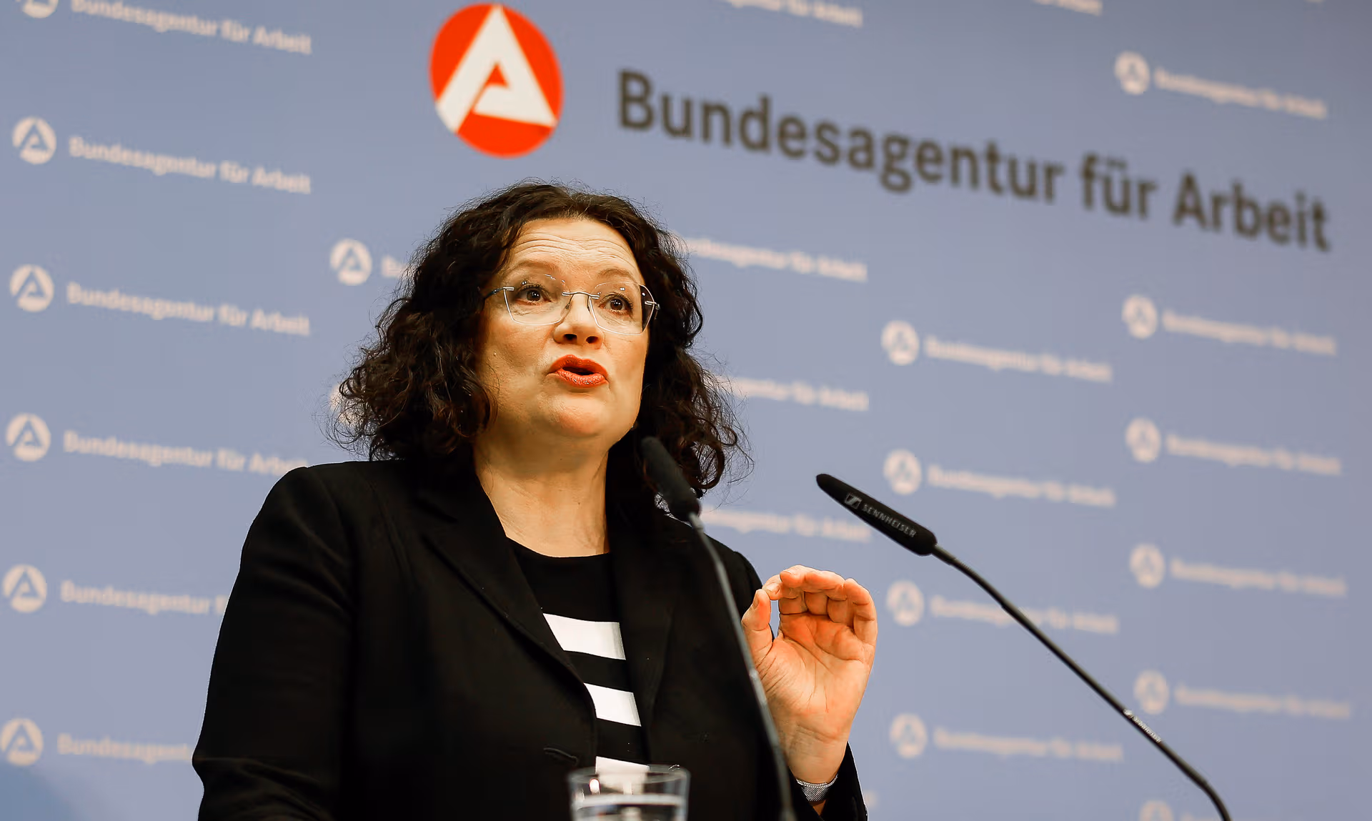 Skandal-Zahlen aus dem Jobcenter: Andrea Nahles hat 100.000 Angestellte, vermittelt aber weniger als 100.000 Jobs