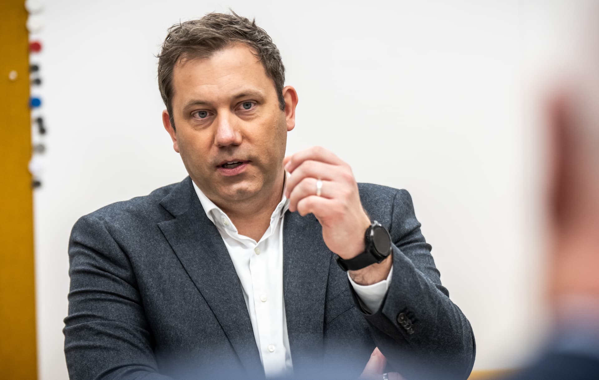 Wie volksnah ist Bling-Blingbeil? Seine 800-Euro-Uhr findet der Minister nicht teuer …