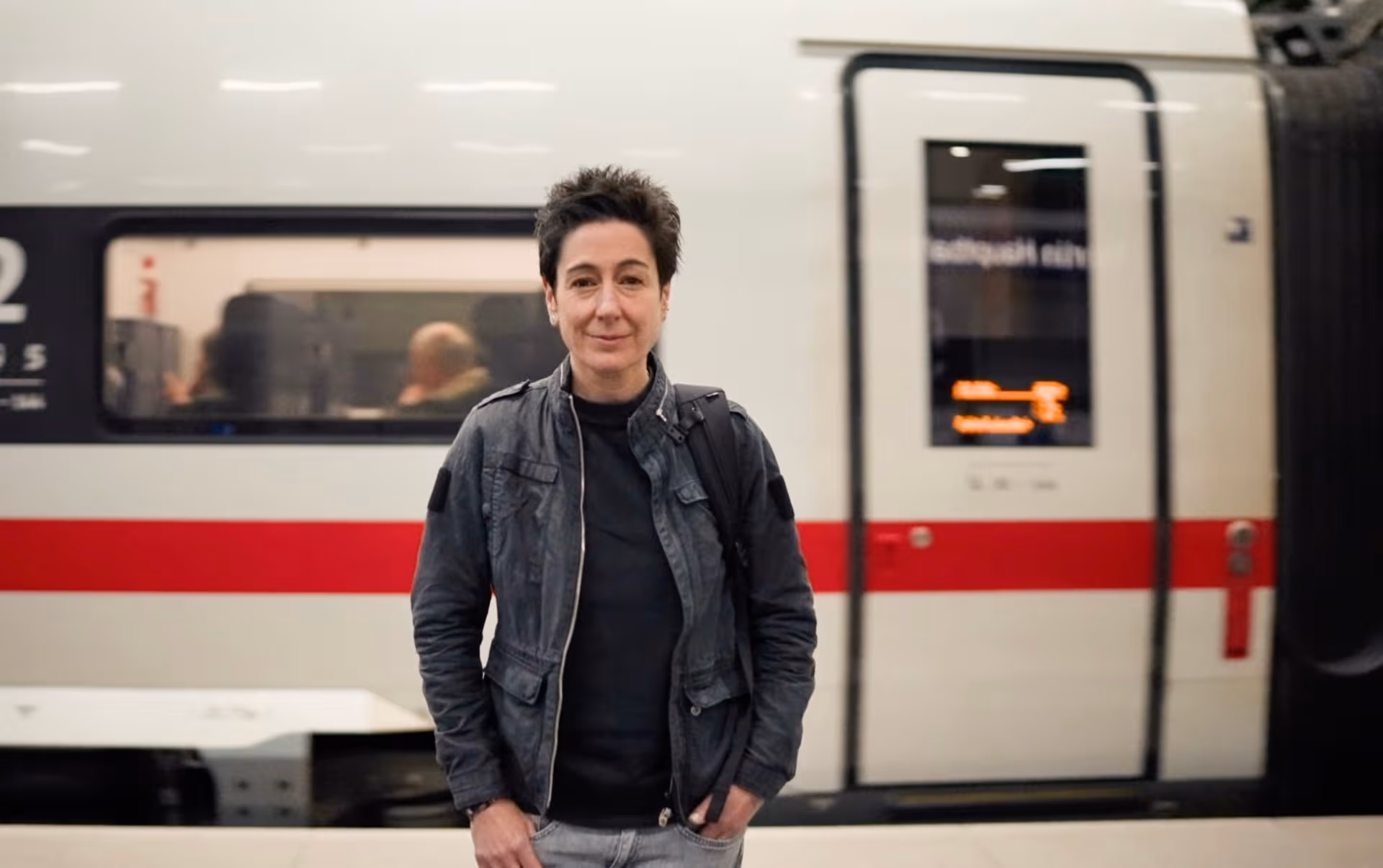 ZDF-Doku „Unsere Bahn: geliebt, verflucht – gefährlich?“: Gewalt & Messerangriffen in Zügen und an Bahnhöfen widmet Dunja Hayali kaum 30 Sekunden
