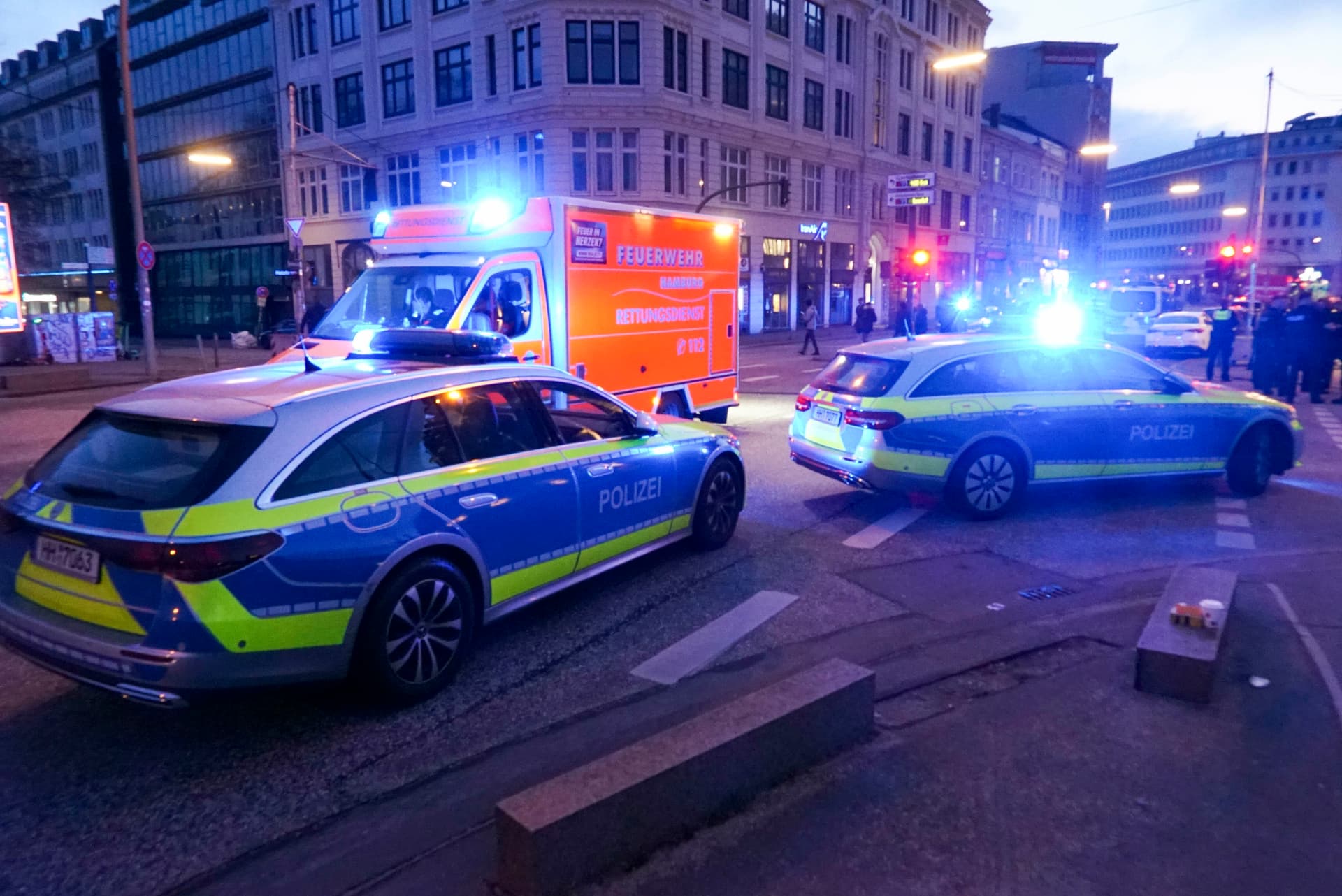 Zwei Gruppen geraten vor Club aneinander: Blutige Massenschlägerei am Hamburger Hauptbahnhof