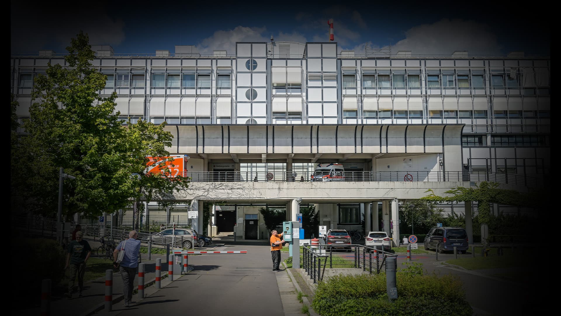 Waren es Anschläge von Extremisten? Staatsschutz ermittelt nach Explosion und Brand vor Charité und Vivantes-Klinikum in Berlin
