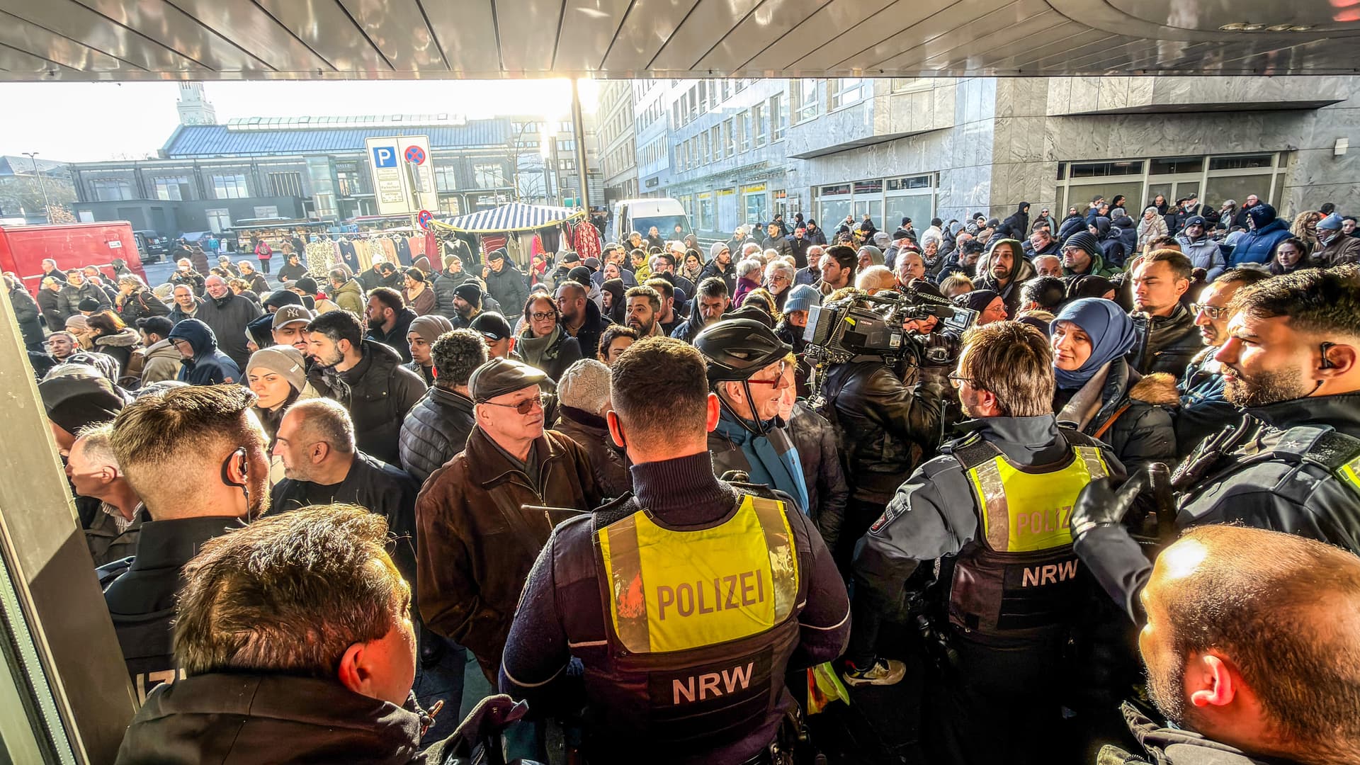 Sparkasse in Gelsenkirchen ausgeraubt: Täter erbeuten 30 Millionen Euro
