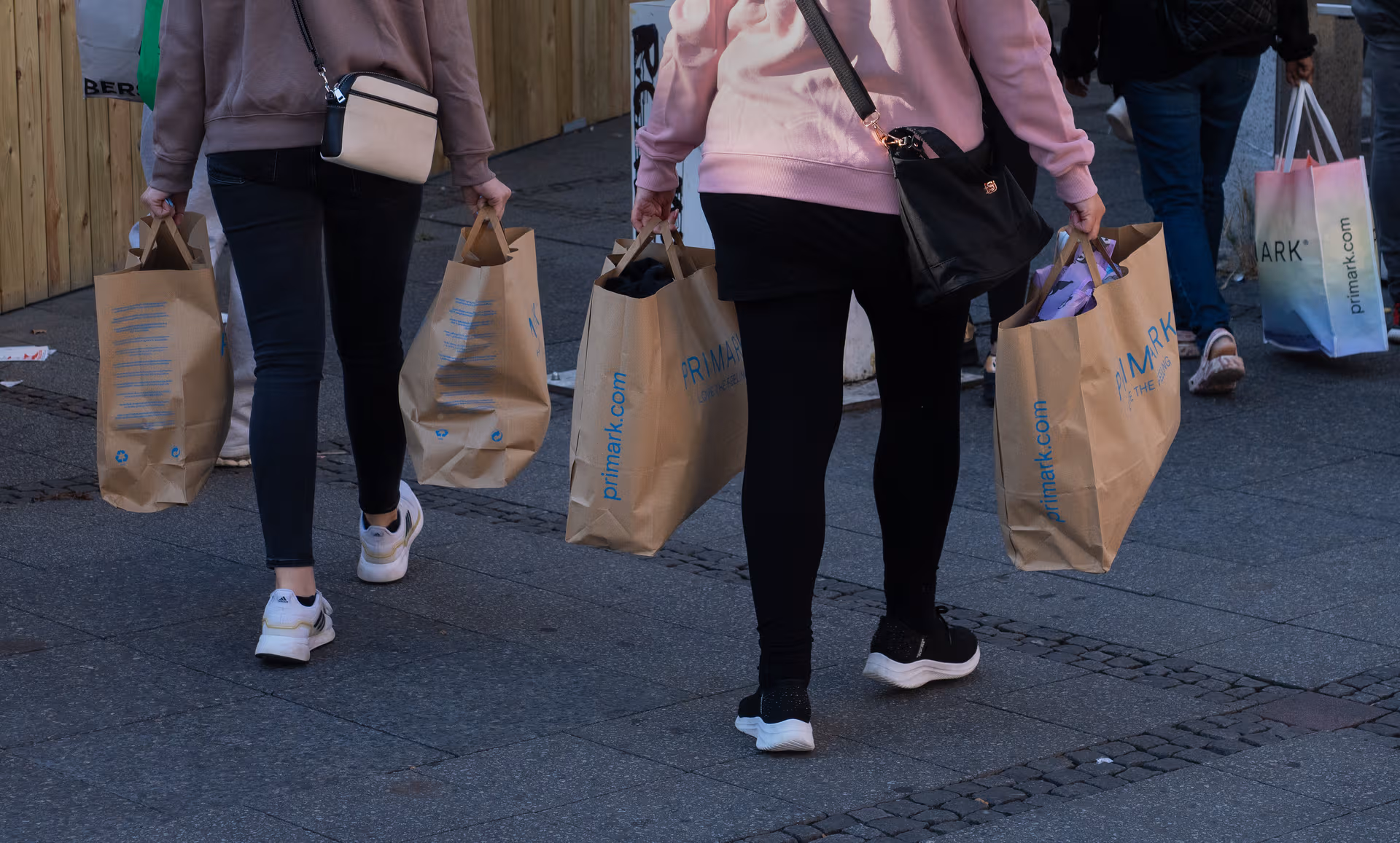 Deutsche sparen vor allem bei Kleidung und Restaurantbesuchen
