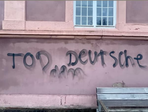 Unbekannte sprühen „Tod den Deutsche“ auf Rüsselsheimer Stadtkirche