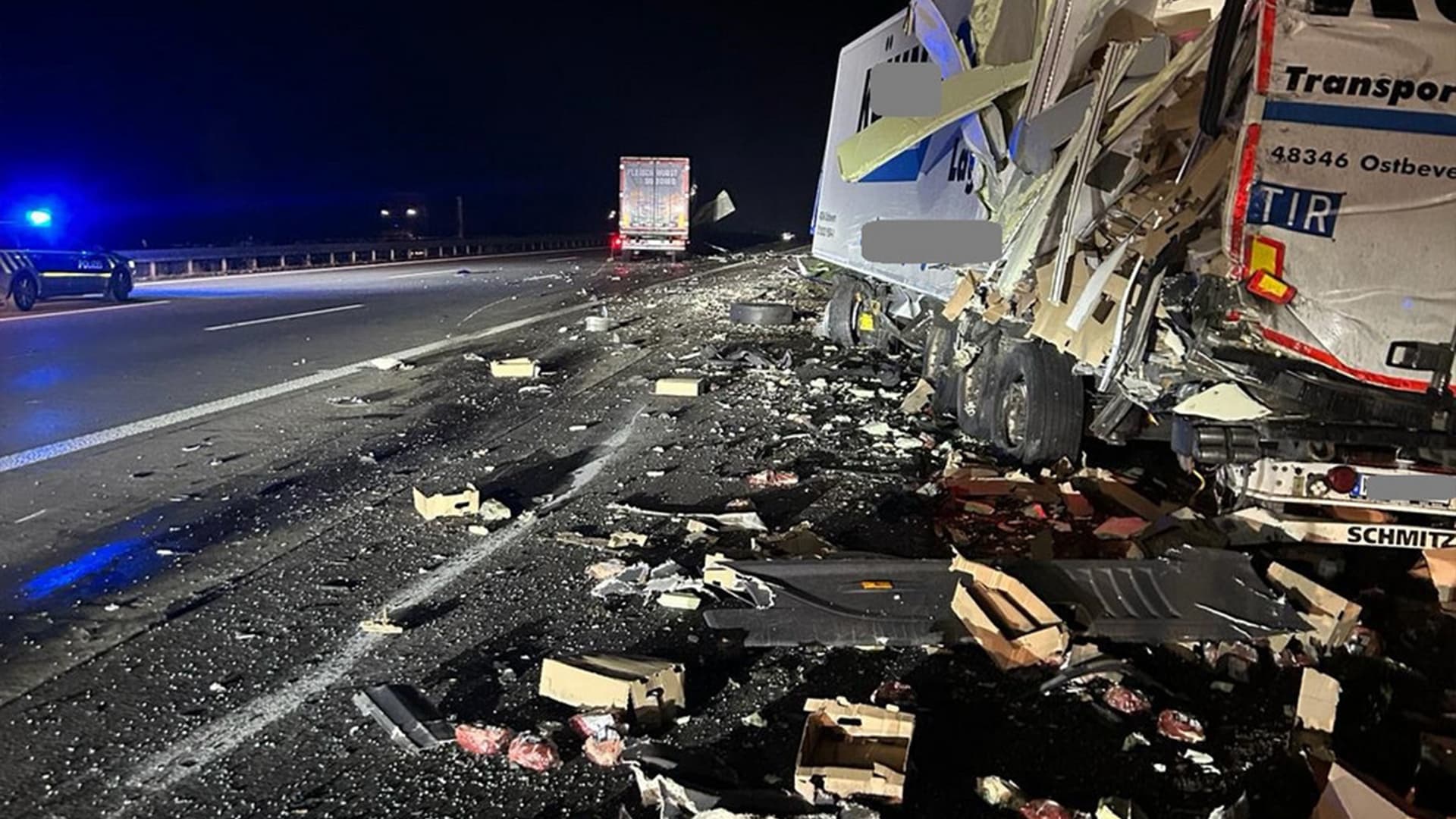 Schweinerei auf der A2: Mehrere Tonnen Fleisch landen nach LKW-Unfall auf der Fahrbahn