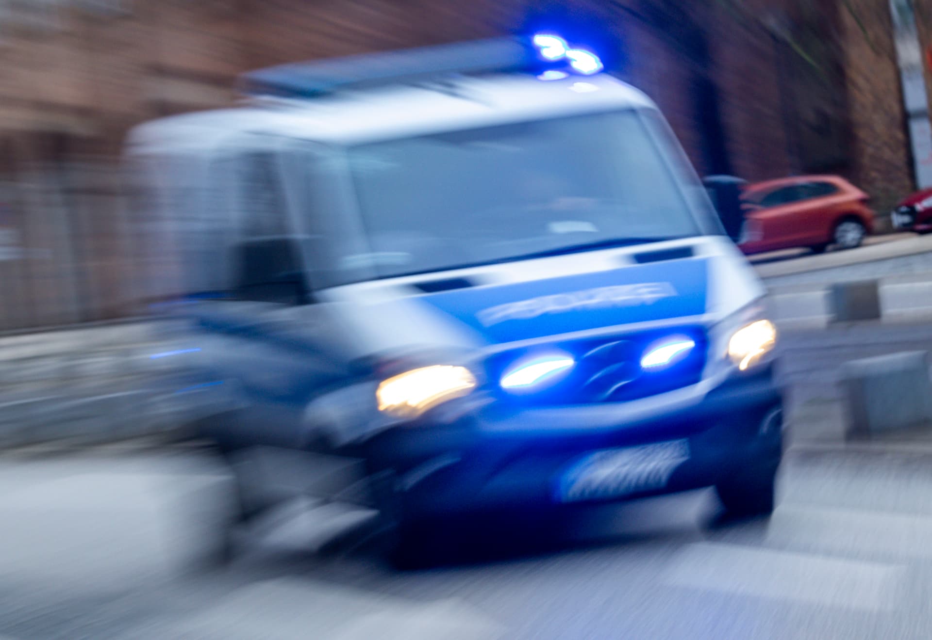 Weil sie ihm ihre Handtaschen nicht geben wollten: Nordafrikaner sticht zwei Mädchen (17) nieder! Schwer verletzt!