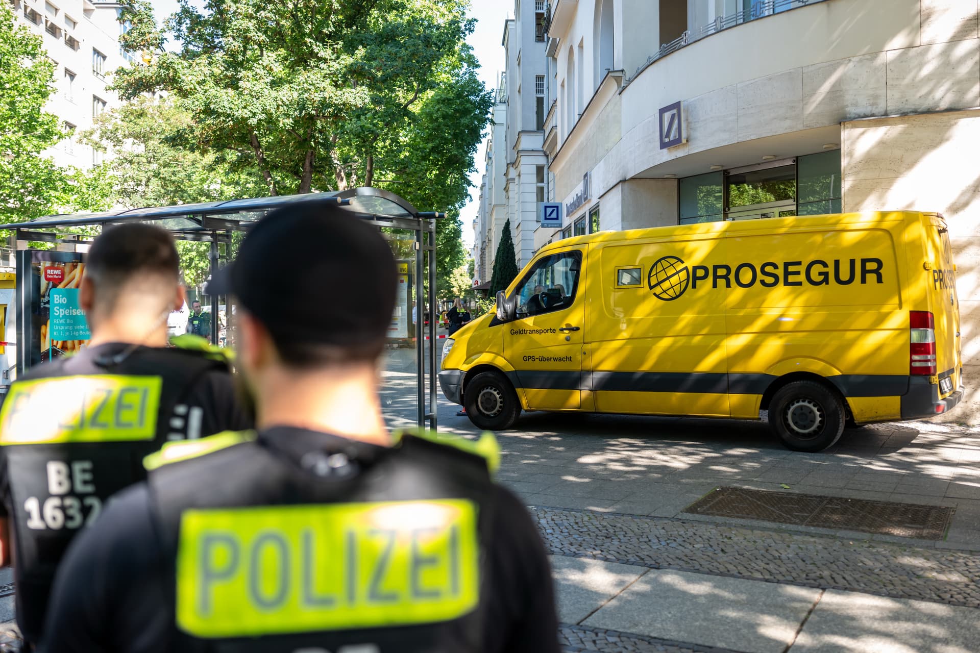 Filmreife Szenen! Überfall auf Geldtransporter in Berlin – Täter auf der Flucht