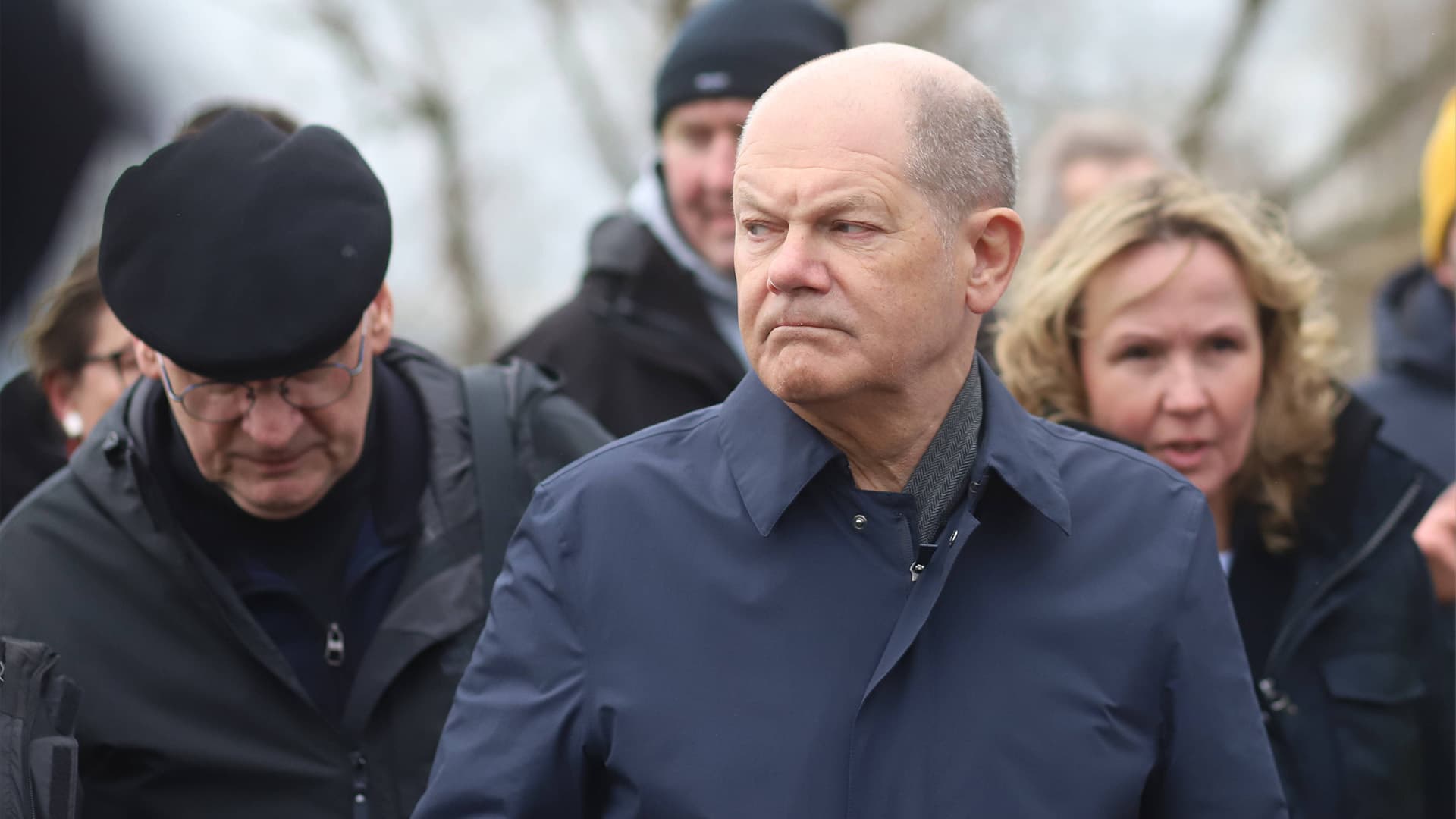 Helfer ärgern sich über Scholz-Besuch: „Als der Kanzler kam, konnten wir zwei Stunden keine Sandsäcke füllen“