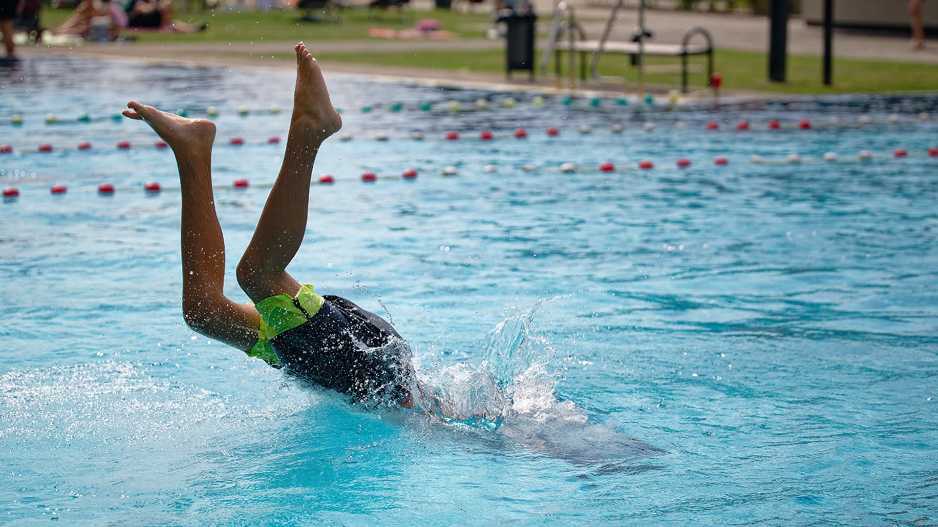 10 Jahre nach „Wir schaffen das“ – das Freibad als neuer Serientatort