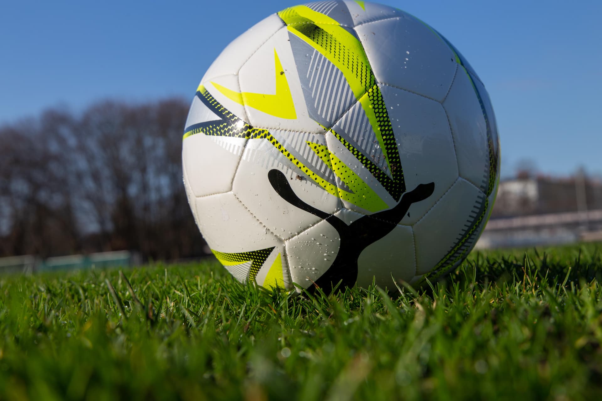 Tumult auf dem Rasen! Mann rennt aufs Spielfeld und schlägt Fußballspieler mit der Faust ins Gesicht