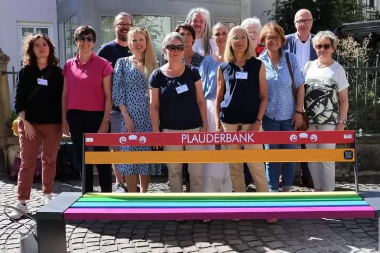 Die Stadt Landau baut für 7.000 Euro Regenbogen-Plauderbänke
