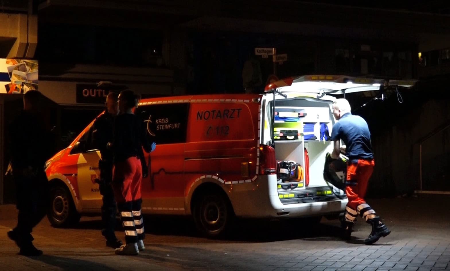 Sie kam mit Freundinnen aus der Pizzeria: Mann verletzt Frau mit Messer schwer