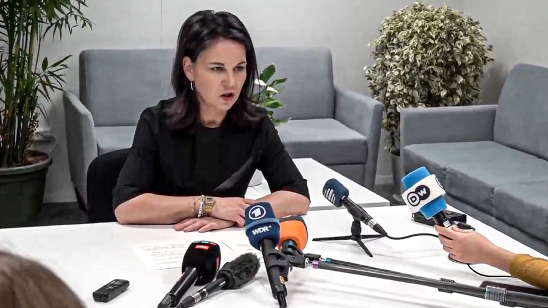 Klima-Außenministerin Baerbock will zur Welt sprechen – spricht aber nur in 4 Mikros der Öffentlich-Rechtlichen