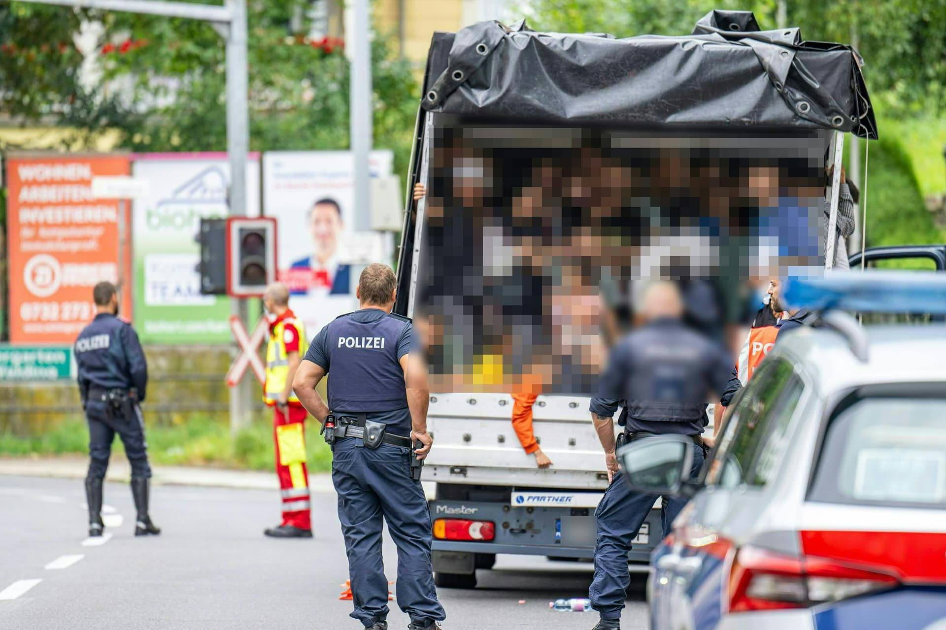 Menschenschmuggel: Lkw mit 53 Menschen in Österreich gestoppt