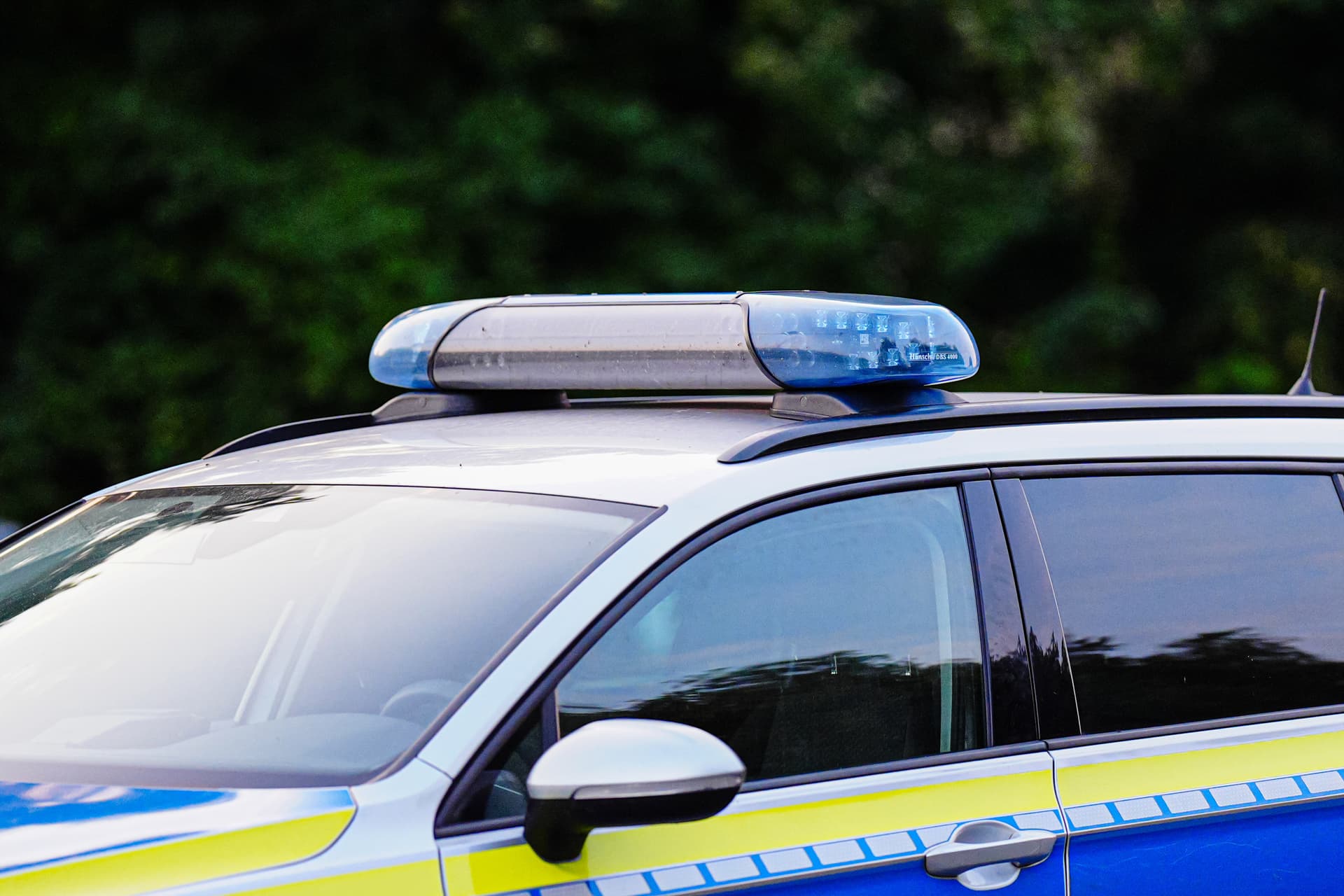 Er wartete nur auf den Bus! Jugendliche attackieren Mann mit Tritten und Pfefferspray