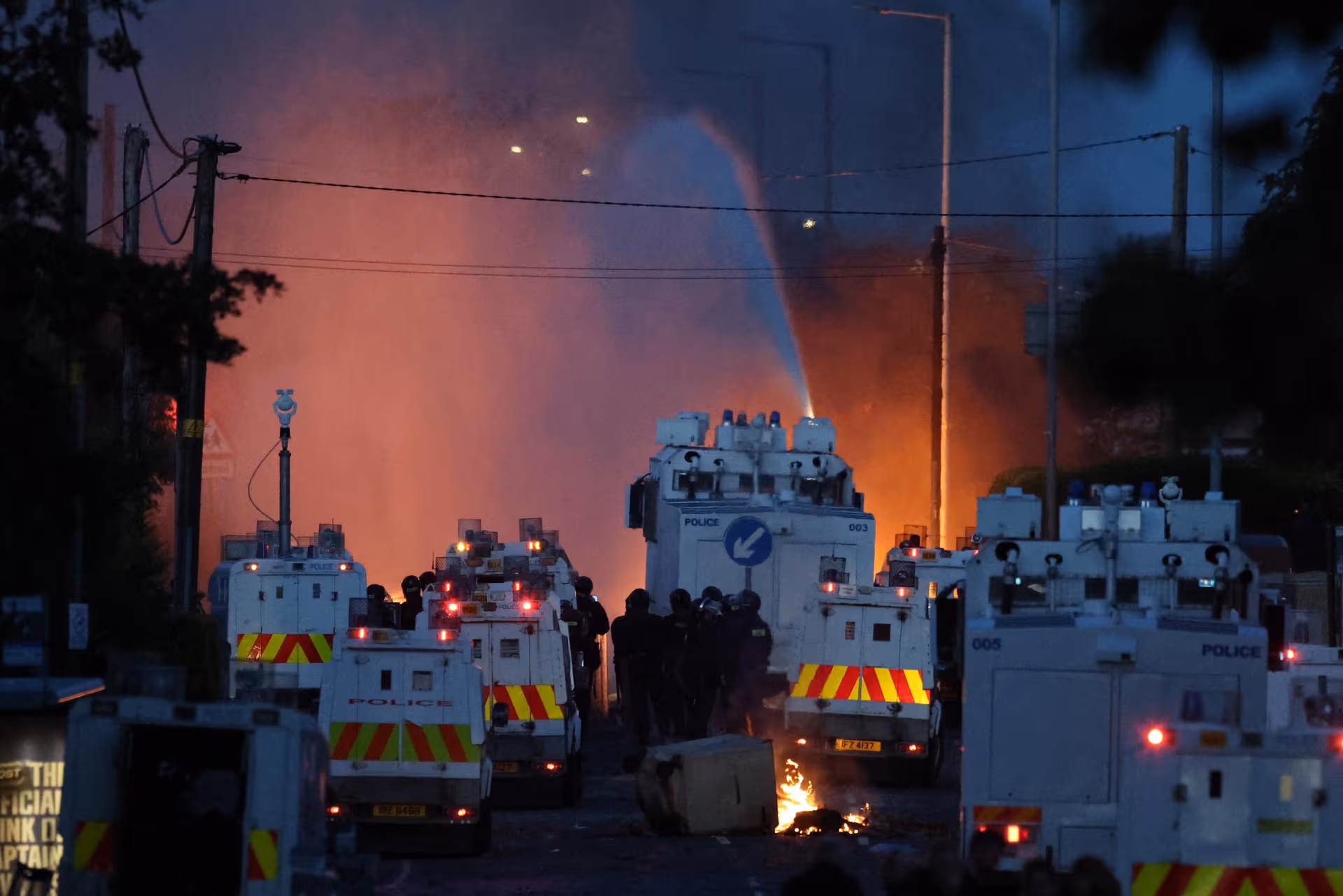 Belfast: Wieder Ausschreitungen wegen Messer-Attacke, Schulen geschlossen, Polizei setzt Wasserwerfer ein