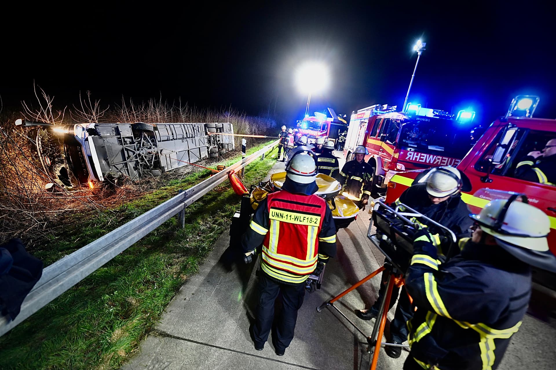 Erneut schwerer Busunfall: Schülergruppe verunglückt auf A44