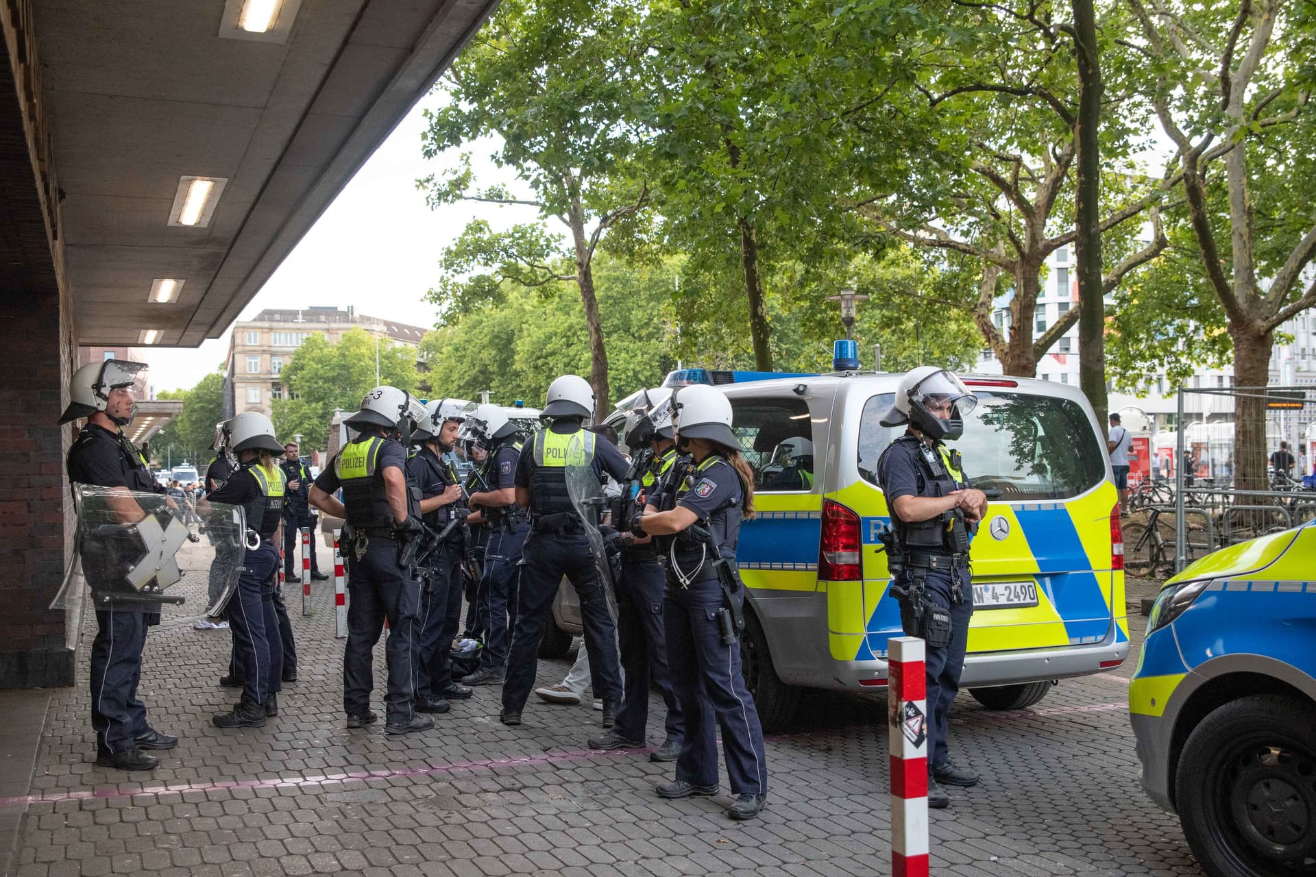 Steine und Flaschen geflogen: Massenschlägerei zwischen Syrern und Kurden in Düsseldorf